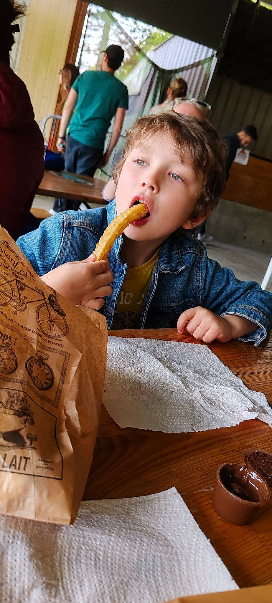 Nathan participe au concours pour gagner de l'argent avec cette photo : biting, chair, child, comfort_food, cuisine, dish, drinking, eating, finger_food, food, food_craving, hairstyle, junk_food, people, person, plate, sitting, table, tableware, toddler