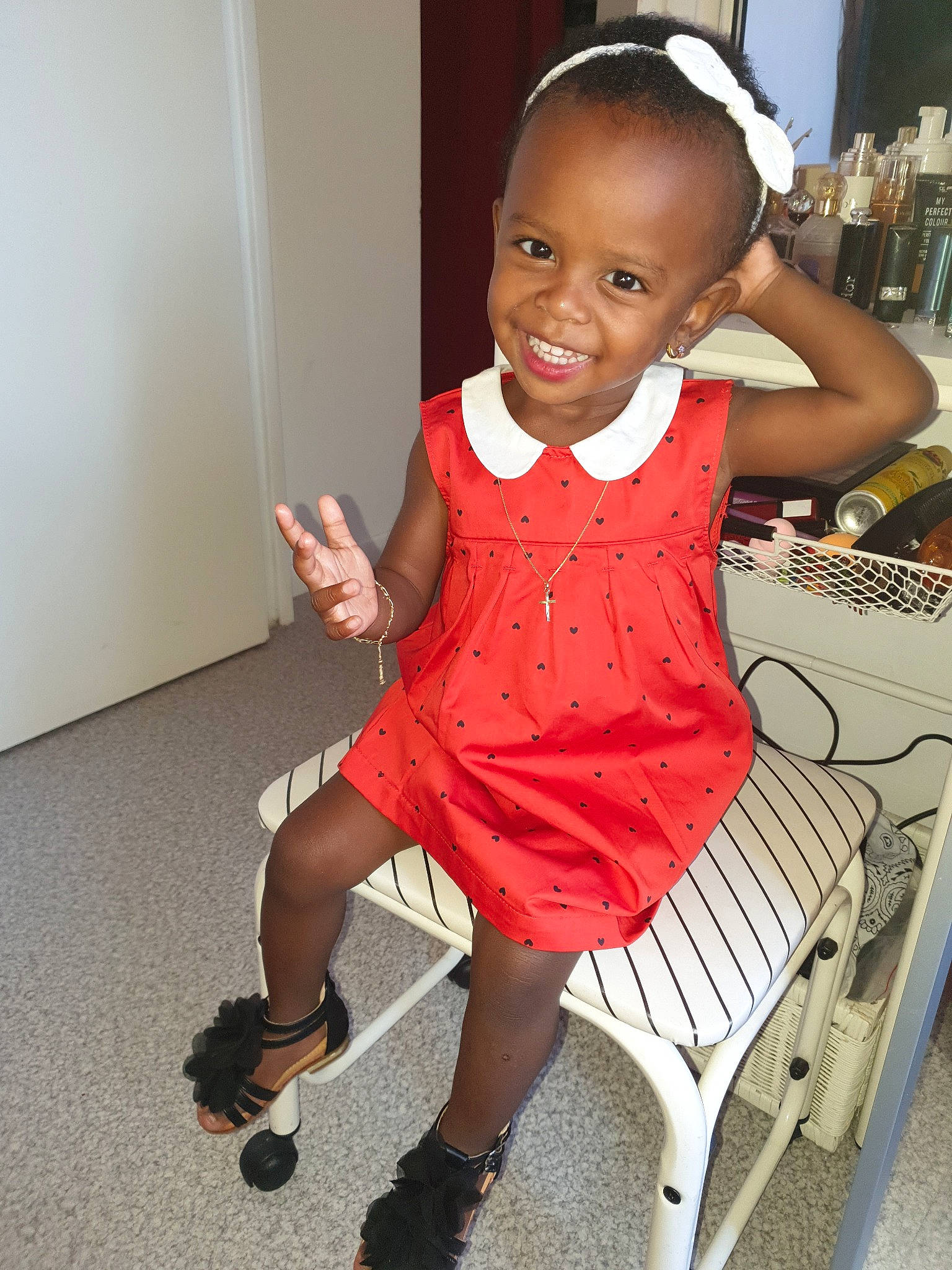 Soa Anelia a rejoint le concours — aidez-le/la à gagner de superbes lots ! baby, chair, cheek, child, child_model, dress, footwear, joy, leg, person, pink, play, shoe, sitting, skin, smile, standing, toddler