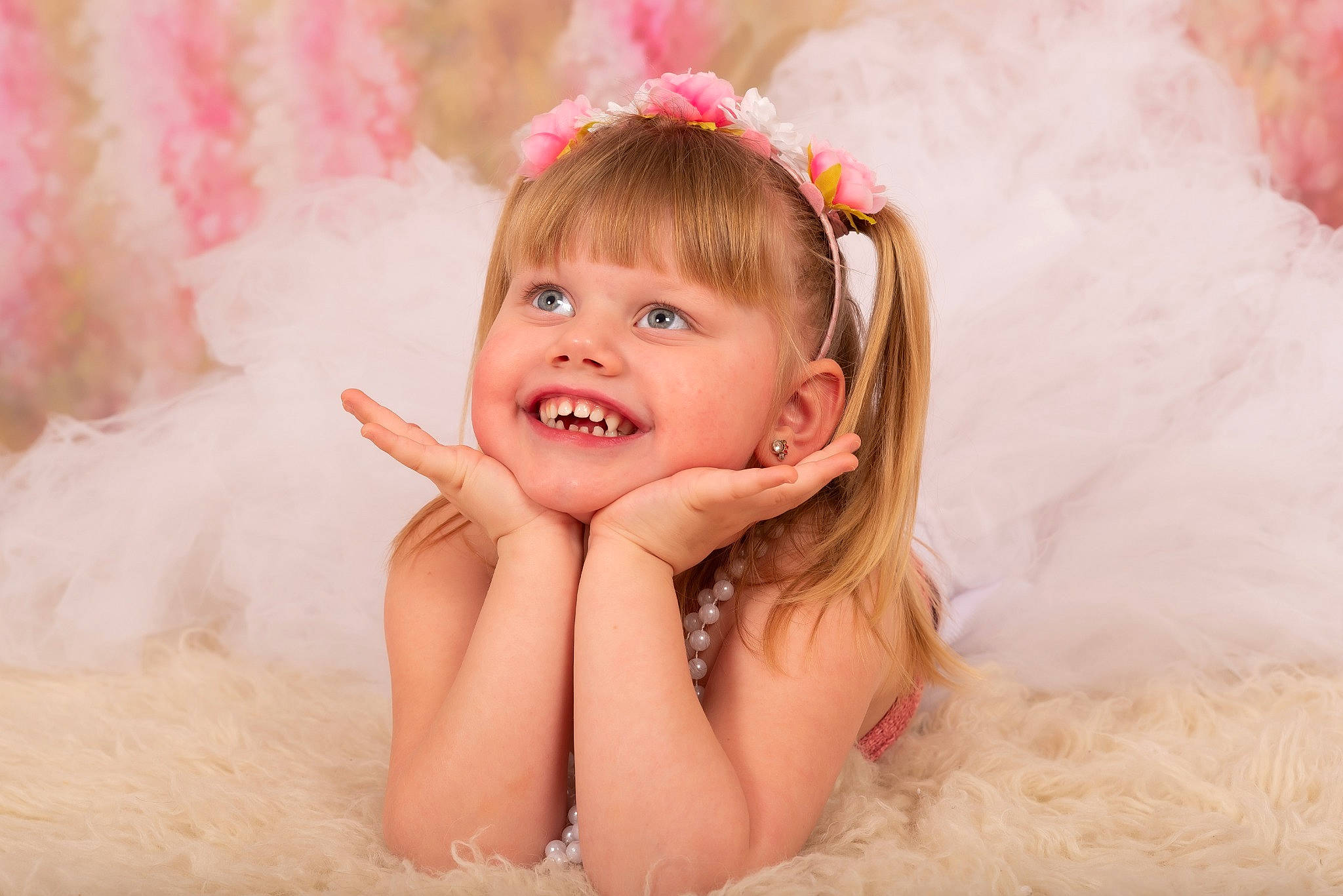 Enza participe au concours pour gagner de l'argent avec cette photo : arm, blue, clothing, eye, face, finger, fun, grass, hair, head, human, joy, lip, natural_environment, nature, people, person, product, recreation, sand