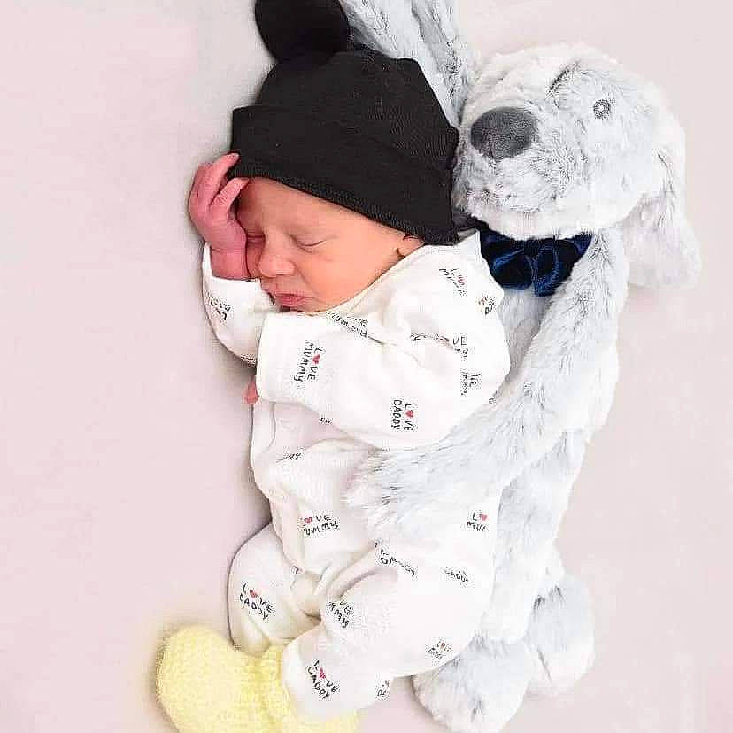 Myla a rejoint le concours — aidez-le/la à gagner de superbes lots ! baby, baby_products, baby_sleeping, baby_toddler_clothing, cap, child, comfort, companion_dog, fashion_accessory, freezing, fur, gesture, happy, headwear, pattern, person, sitting, sleeve, smile, toddler