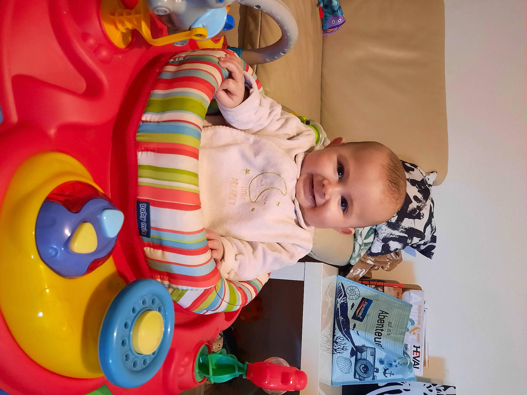 Myla a rejoint le concours — aidez-le/la à gagner de superbes lots ! baby, baby_playing_with_toys, baby_products, baby_toddler_clothing, baby_toys, child, facial_expression, fun, happy, joy, kindergarten, people, person, plastic, play, riding_toy, room, sitting, smile, toddler