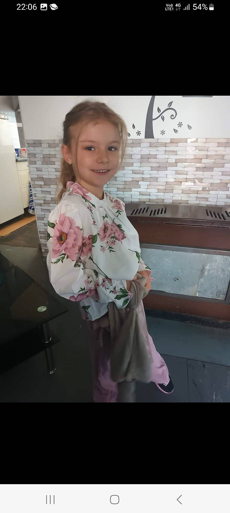 Emilie a rejoint le concours — aidez-le/la à gagner de superbes lots ! baby_toddler_clothing, child, costume, eye, fashion_accessory, fashion_design, flooring, formal_wear, fun, happy, head, joy, magenta, pattern, person, pink, room, sandal, sitting, sleeve