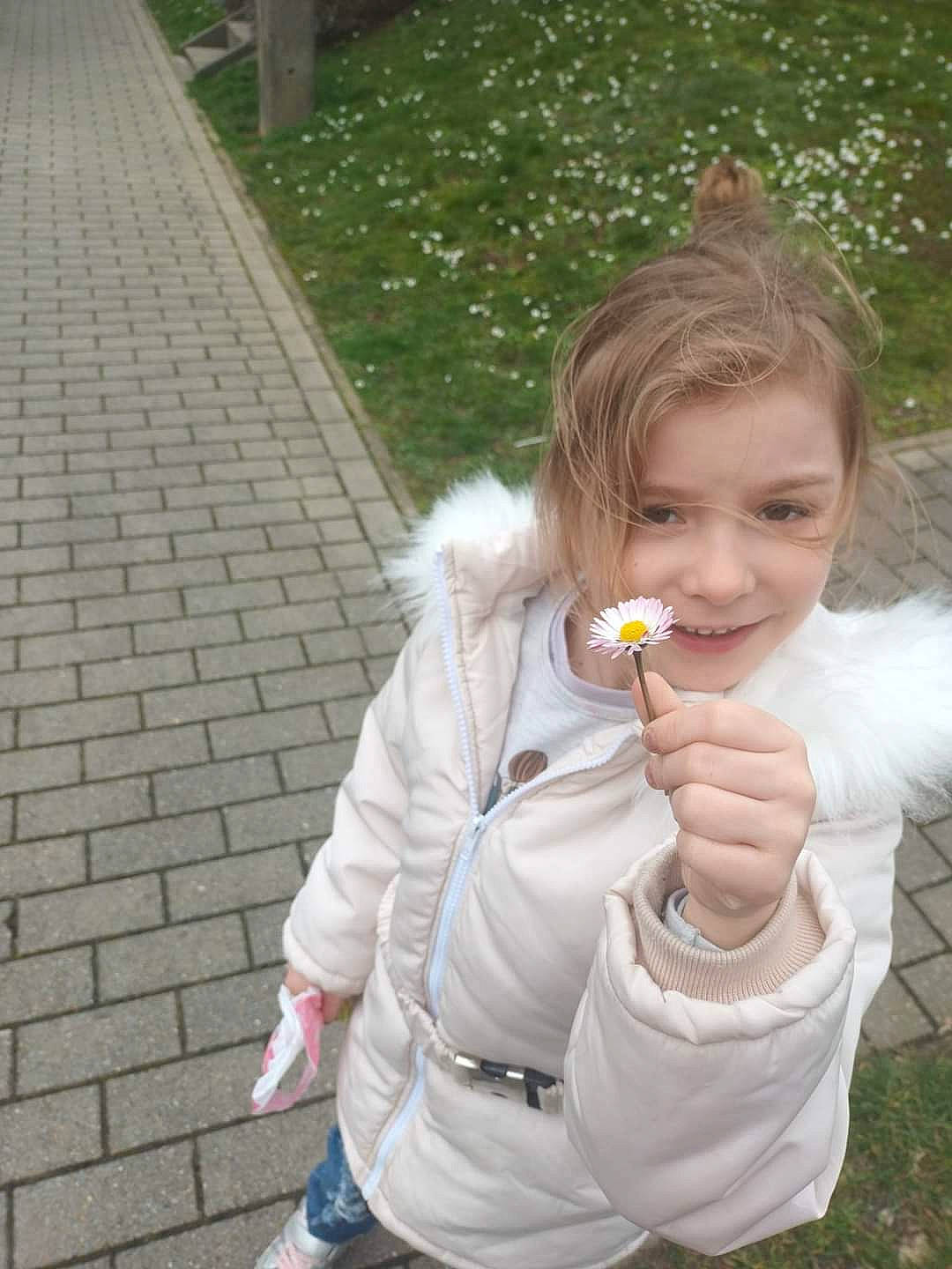 Emilie a rejoint le concours — aidez-le/la à gagner de superbes lots ! child, dessert, drinking, face, food, fun, fur, gesture, glove, grass, happy, joy, people_in_nature, person, plant, road_surface, sitting, smile, tableware, thumb