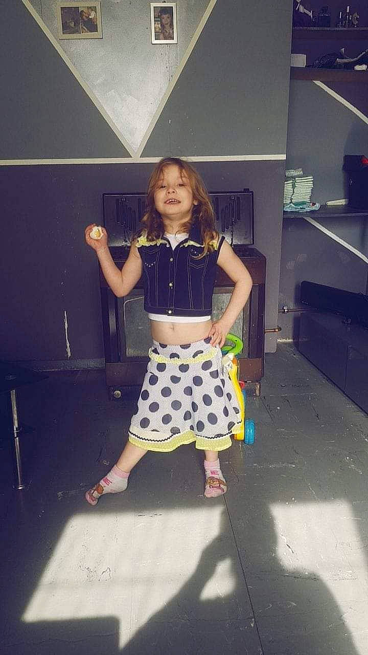 Émilie a rejoint le concours — aidez-le/la à gagner de superbes lots ! abdomen, black_hair, denim, electric_blue, entertainment, eyewear, fashion_design, flash_photography, human_leg, joy, knee, long_hair, person, shoe, shorts, shoulder, sportswear, street_fashion, t_shirt, thigh