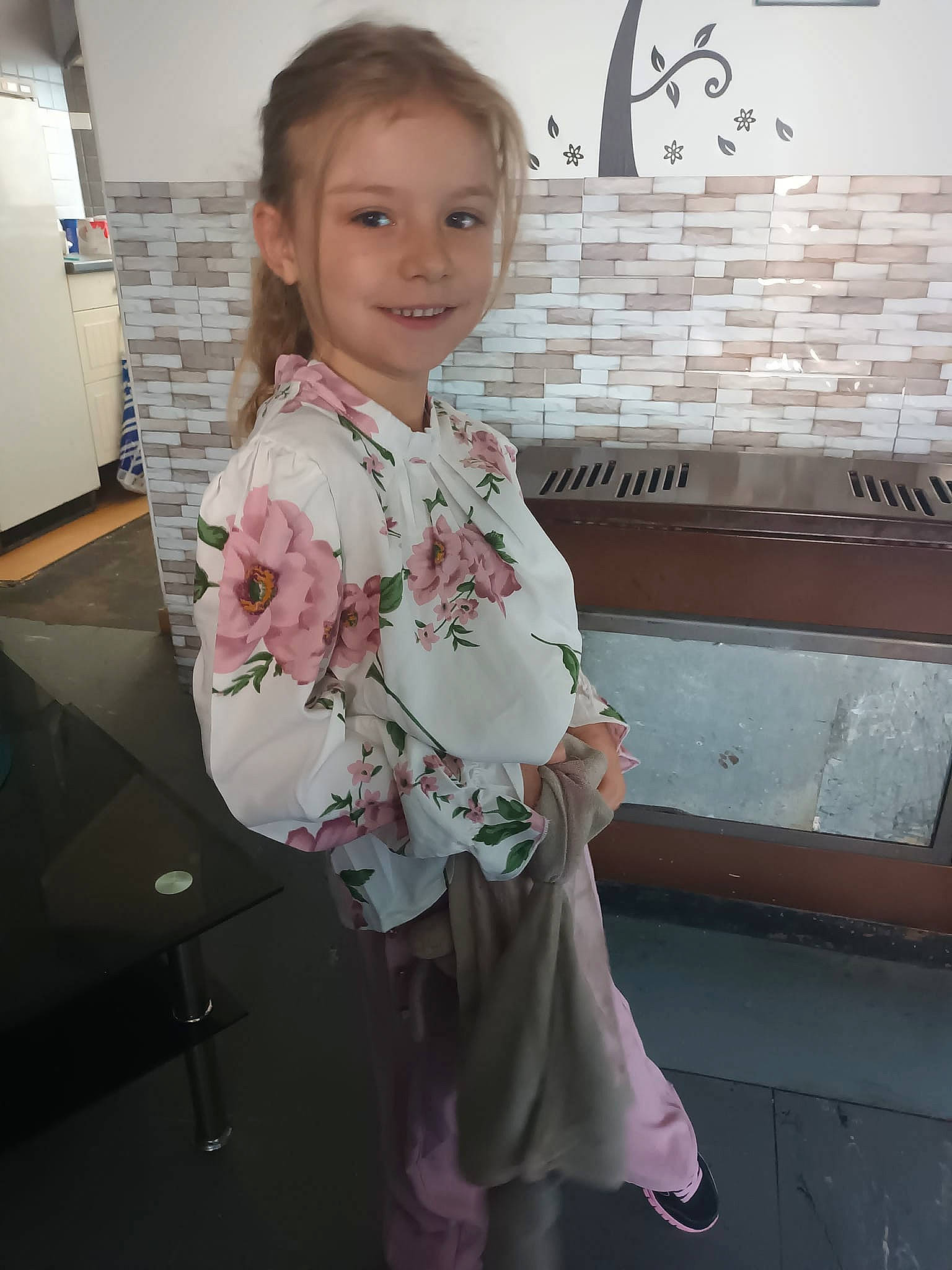 Émilie participe au concours pour gagner de l'argent avec cette photo : baby_toddler_clothing, child, costume, eye, fashion_accessory, fashion_design, flooring, formal_wear, fun, happy, joy, magenta, pattern, person, room, sandal, sitting, skin, sleeve, smile