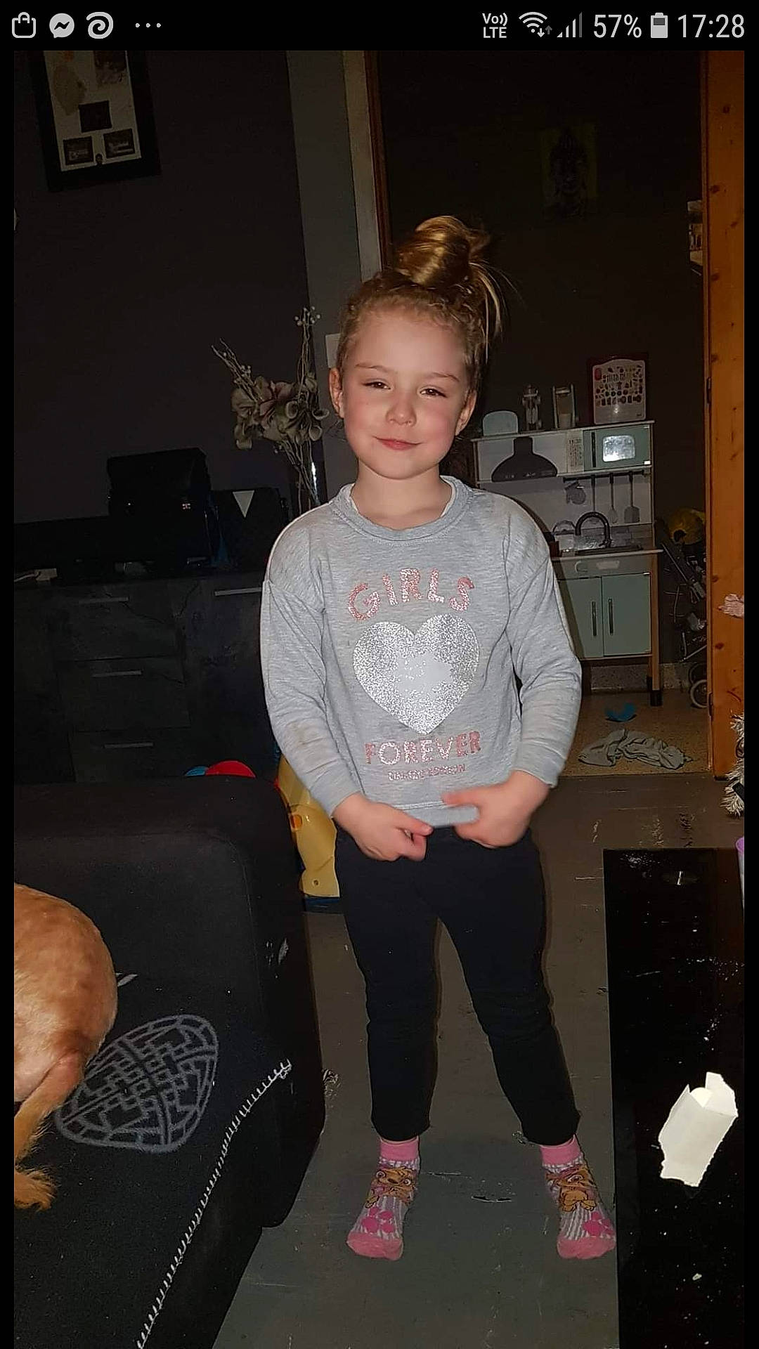 Émilie participe au concours pour gagner de l'argent avec cette photo : boot, cool, fashion_design, flash_photography, flooring, fun, human_leg, joy, knee, necklace, person, picture_frame, room, sandal, shoulder, sitting, sleeve, sneakers, sportswear, t_shirt