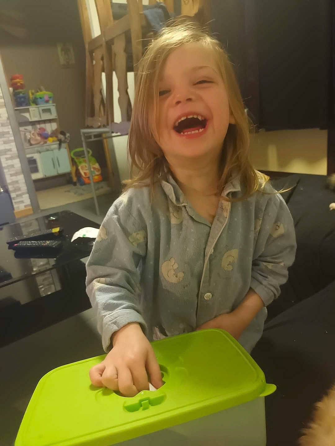 Amelie participe au concours pour gagner de l'argent avec cette photo : chair, child, child_art, fun, happy, laugh, office_supplies, person, plastic, play, room, sitting, smile, standing, t_shirt, table, toddler, visual_arts