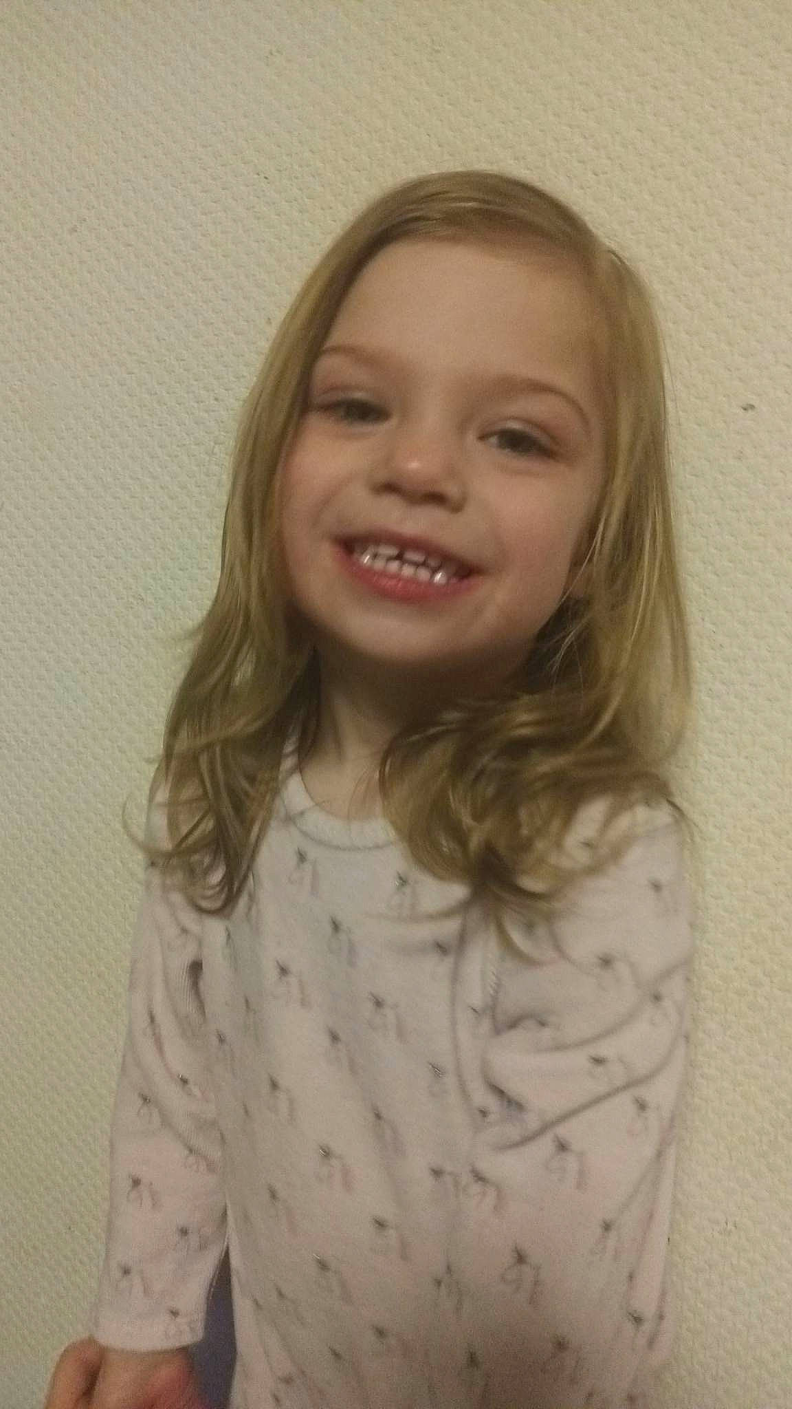 Amelie participe au concours pour gagner de l'argent avec cette photo : arm, cheek, chin, dress, face, facial_expression, fun, gesture, happy, human_body, iris, joy, lip, mouth, neck, nose, person, skin, sleeve, smile