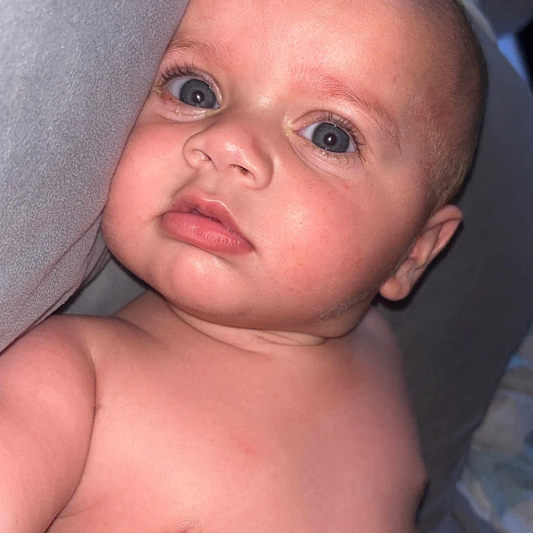 Aaron a rejoint le concours — aidez-le/la à gagner de superbes lots ! baby, blanket, blue_eyes, child, chubby, closeup, cute, expression, face, human, indoors, infant, lying_down, person, portrait, resting, skin, skin_detail, soft_texture, young_child