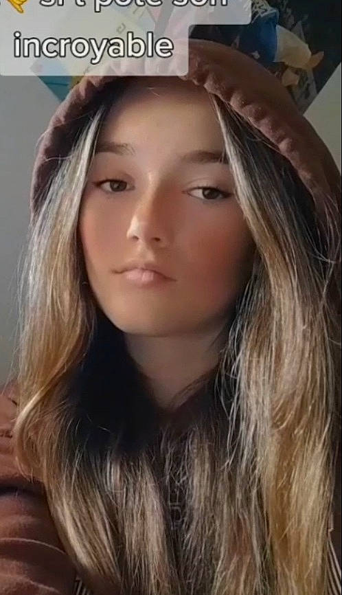 Léonore participe au concours pour gagner de l'argent avec cette photo : bangs, black_hair, blond, brown_hair, eyebrow, eyelash, flash_photography, forehead, iris, jaw, layered_hair, lip, liver, long_hair, makeover, neck, nose, person, skin, step_cutting