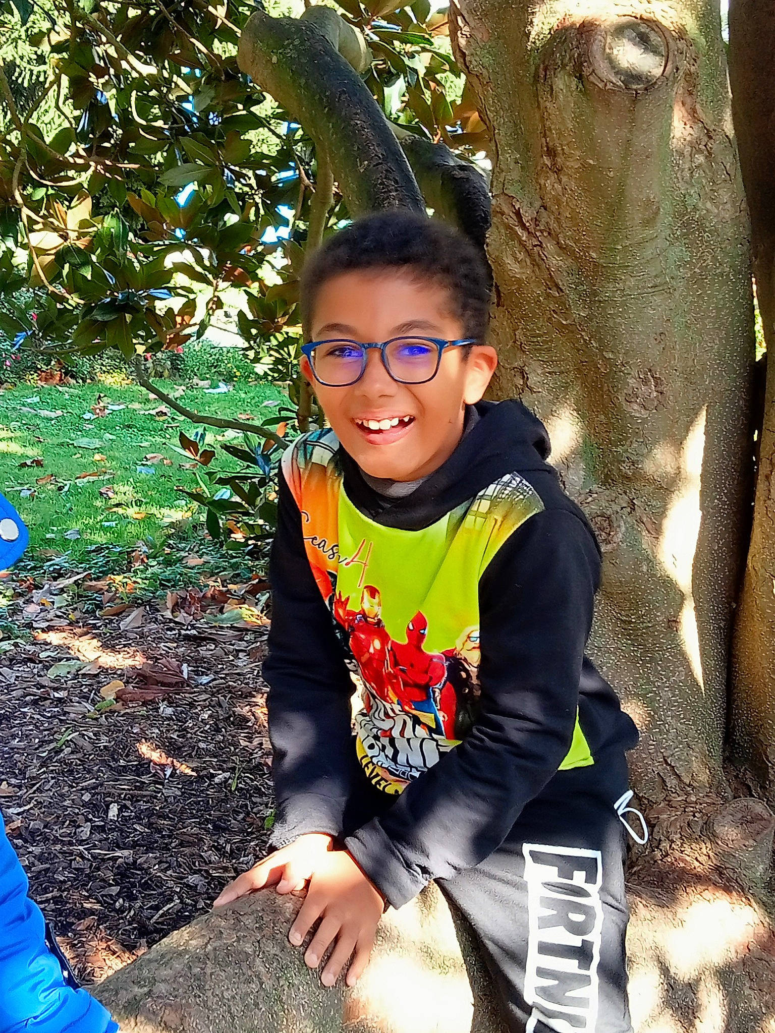 Daniel a rejoint le concours — aidez-le/la à gagner de superbes lots ! cool, eye, eyewear, forest, fun, glasses, grass, hairstyle, happy, joy, leisure, natural_environment, people_in_nature, person, personal_protective_equipment, plant, recreation, smile, soil, tree