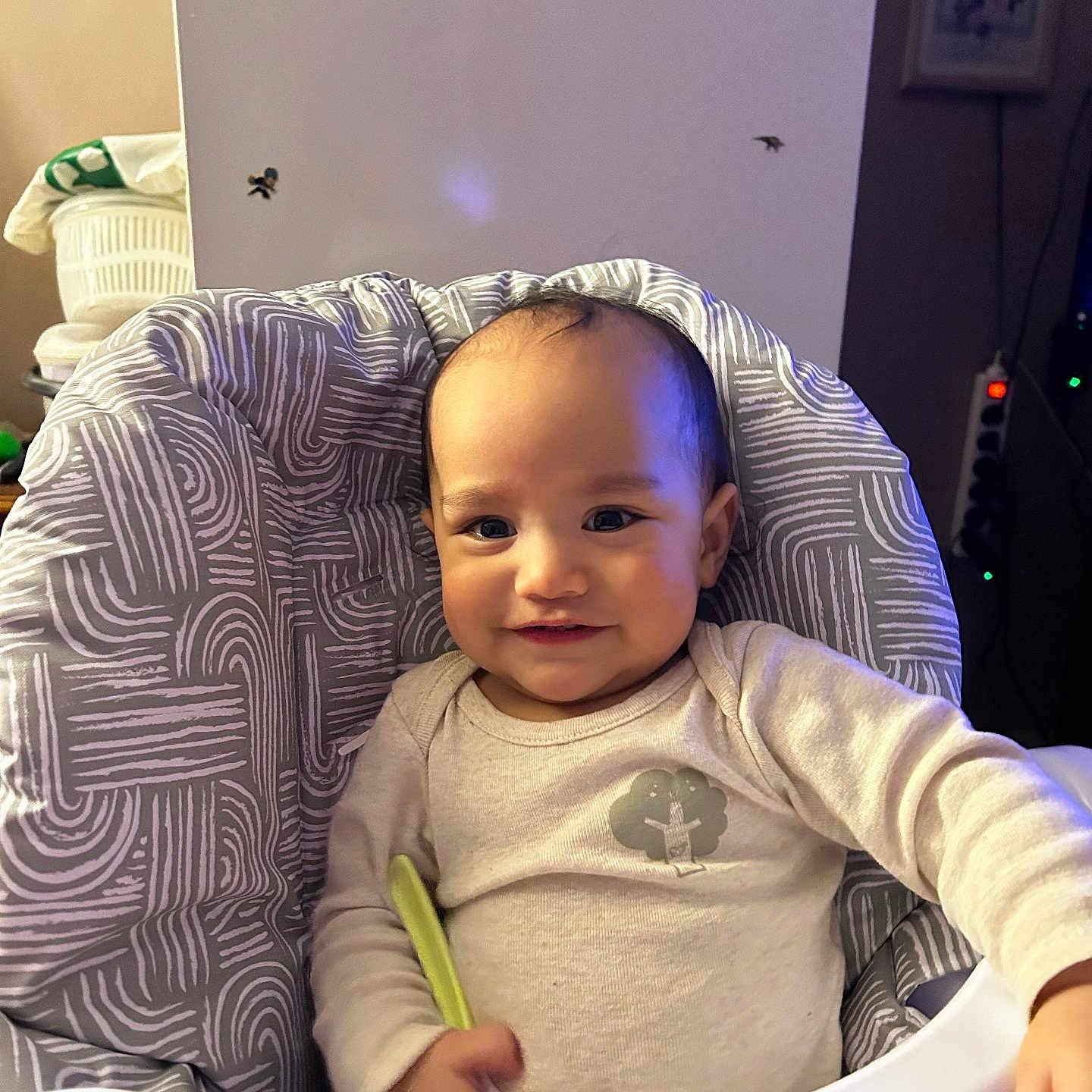 Raiatea participe au concours pour gagner de l'argent avec cette photo : baby, child, clothing, cute, decoration, face, furniture, happy, high_chair, indoor, infant, laundry_basket, patterned, person, room, seated, smiling, spoon, wall, young_child