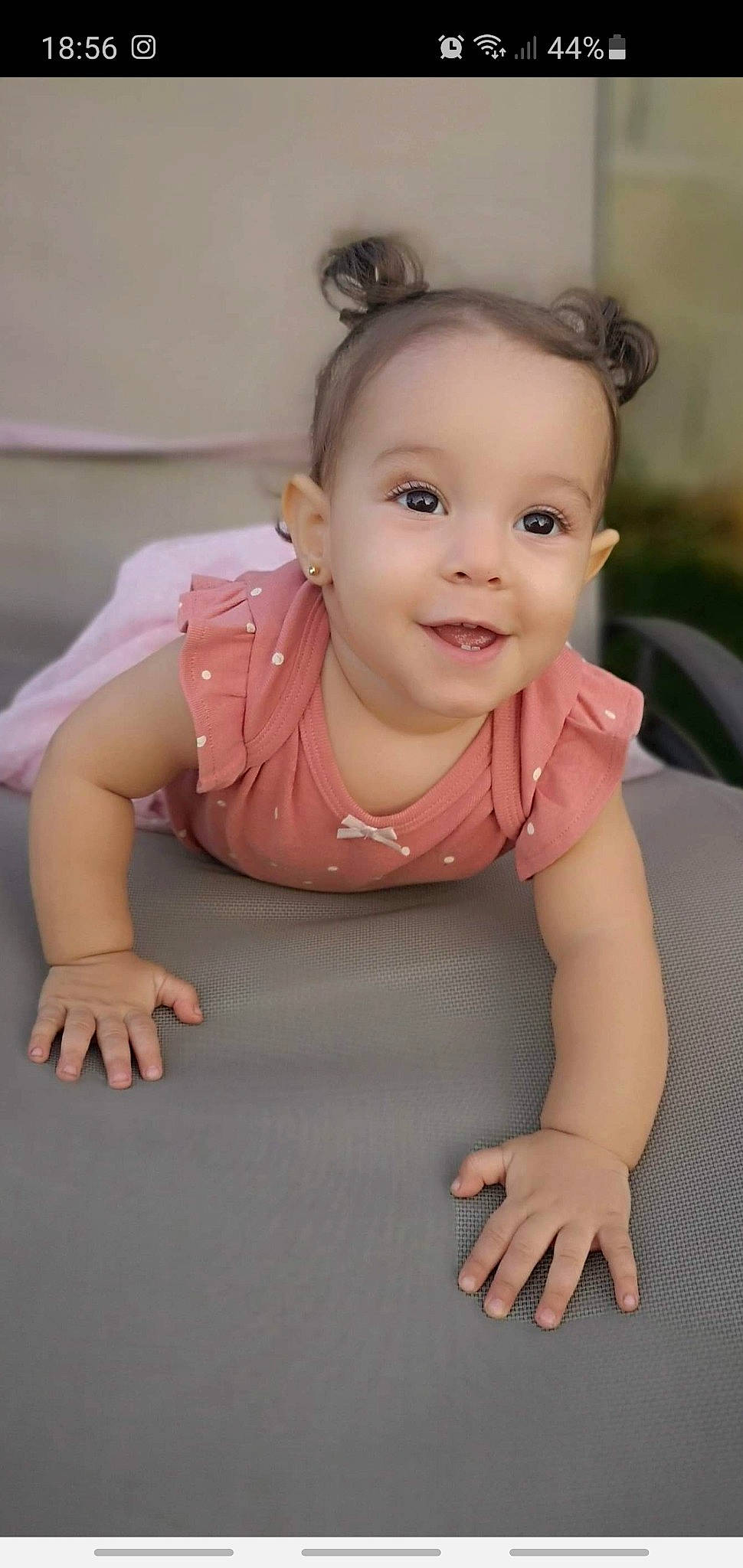 Kamélia participe au concours pour gagner de l'argent avec cette photo : arm, baby, cheek, child, crawling, face, head, joy, lip, person, pink, skin, toddler