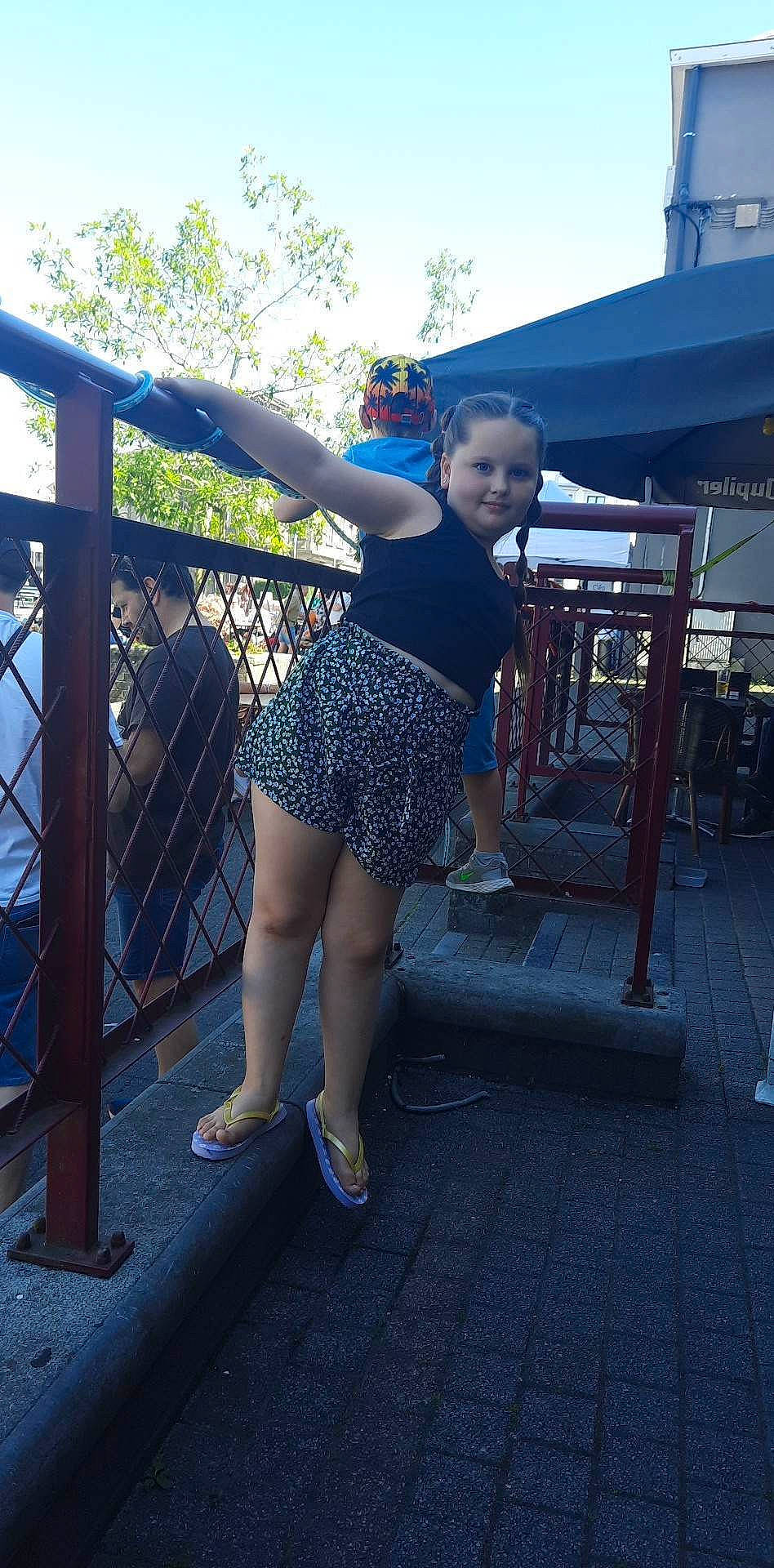 Diademe participe au concours pour gagner de l'argent avec cette photo : barefoot, calf, city, electric_blue, eyewear, fence, flash_photography, foot, human_leg, knee, leg, leisure, pattern, person, recreation, sky, sportswear, thigh, tree, trunk