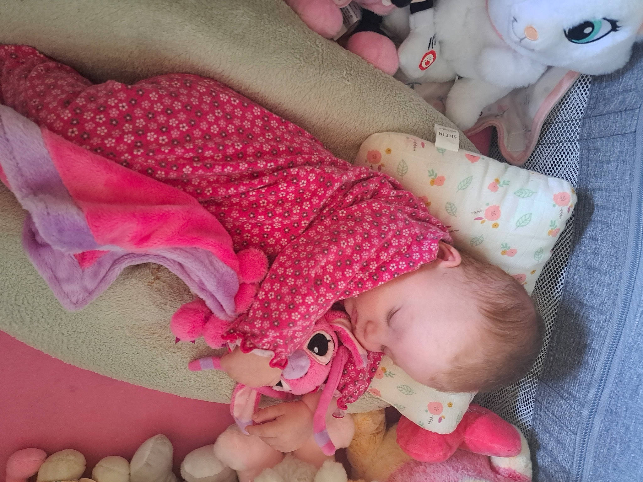 Dayana a rejoint le concours — aidez-le/la à gagner de superbes lots ! baby, baby_products, baby_sleeping, baby_toddler_clothing, cheek, comfort, eye, facial_expression, finger, linens, magenta, nail, pattern, person, pink, product, skin, textile, toddler, toy