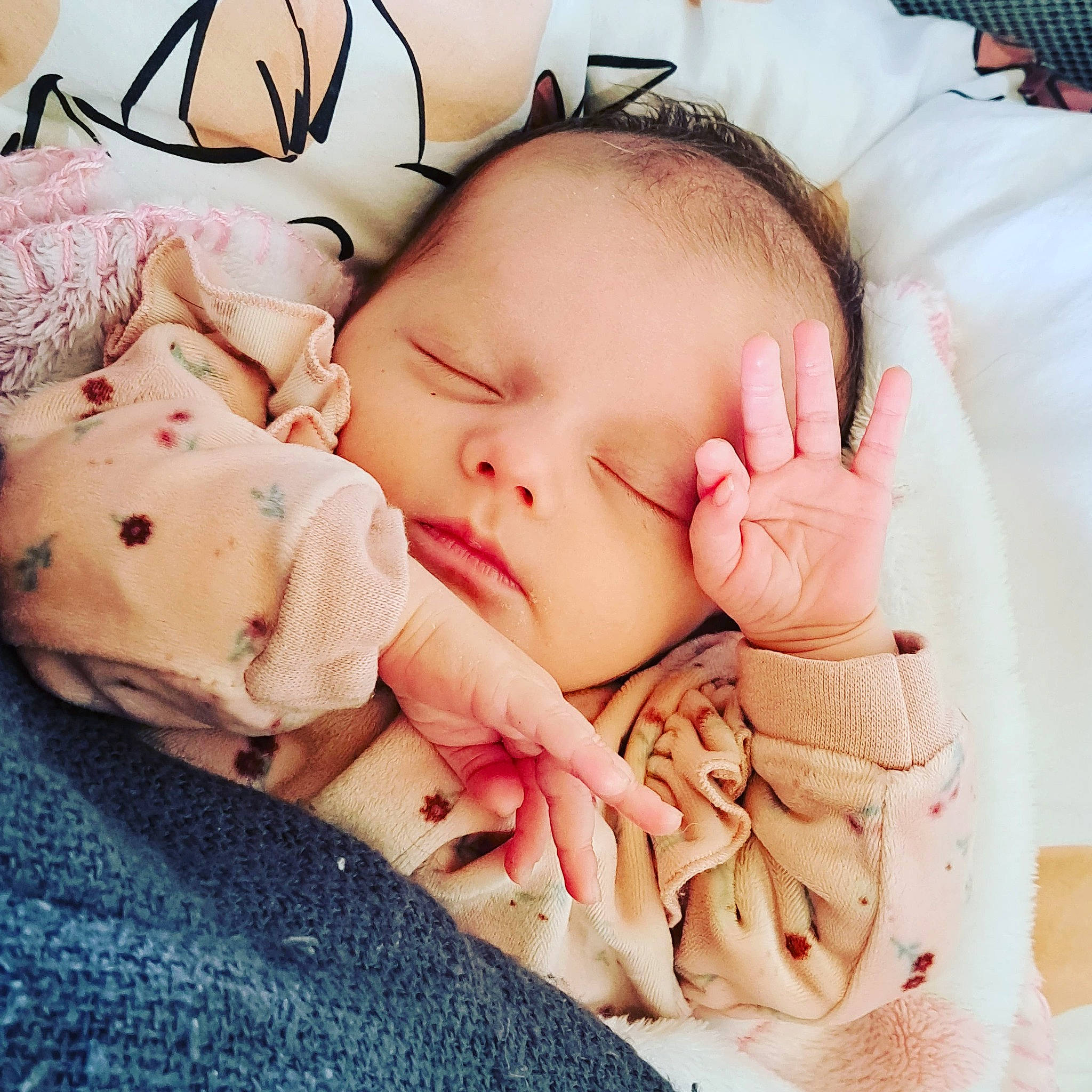Dayana participe au concours pour gagner de l'argent avec cette photo : baby, baby_sleeping, baby_toddler_clothing, cheek, child, comfort, eyelash, face, finger, gesture, hand, happy, linens, lip, mouth, nail, nose, person, skin, sleeve