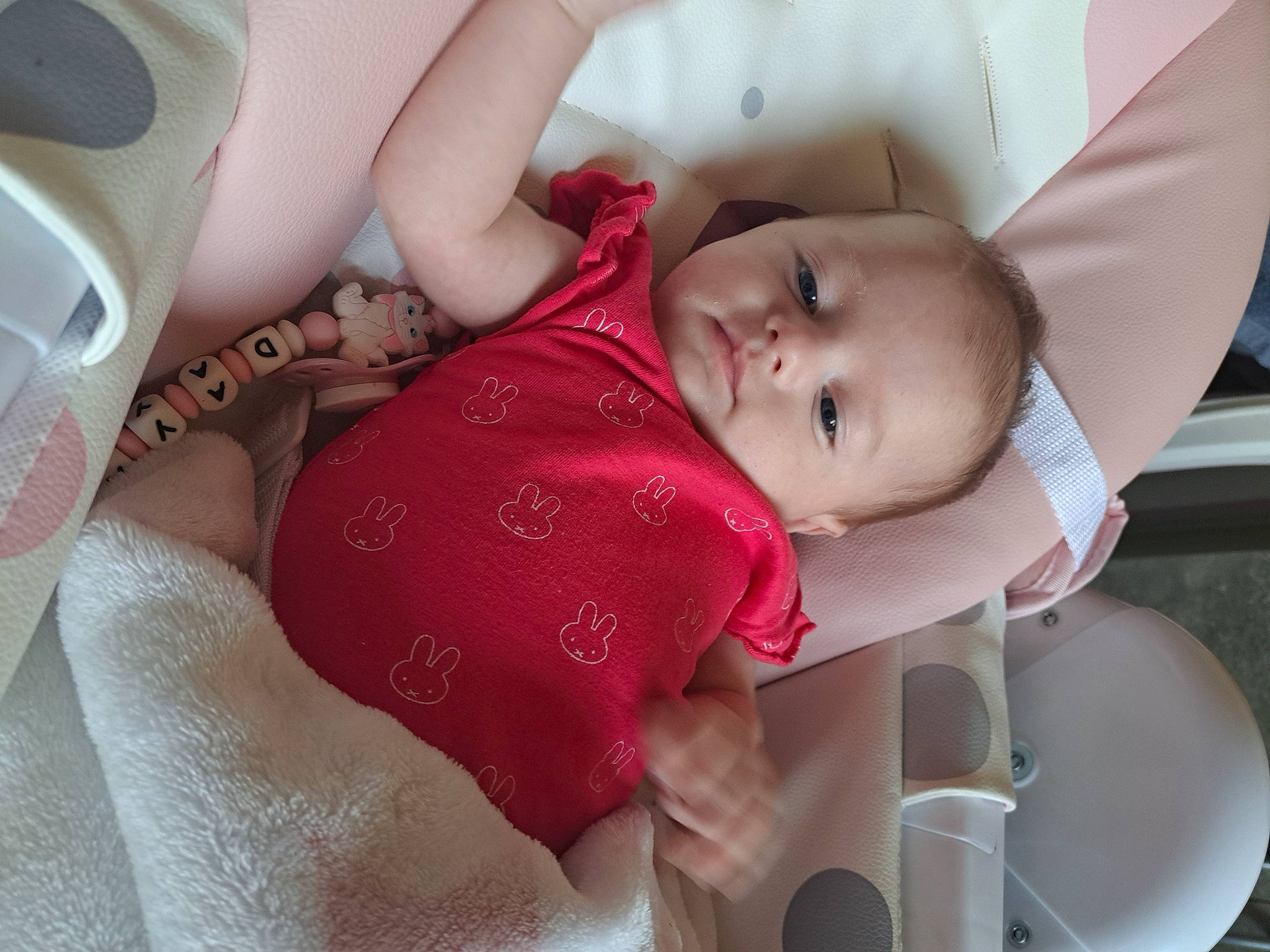 Dayana participe au concours pour gagner de l'argent avec cette photo : baby, baby_products, baby_sleeping, baby_toddler_clothing, cheek, child, coffee_cup, comfort, cup, drinkware, eyelash, facial_expression, finger, mouth, nail, person, room, serveware, skin, tableware