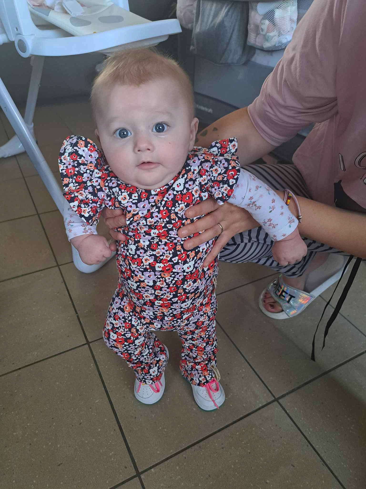 Dayana participe au concours pour gagner de l'argent avec cette photo : baby, baby_toddler_clothing, cheek, child, event, face, finger, flooring, human_leg, joint, lap, leg, mammal, pattern, person, product, sitting, skin, sleeve, thumb