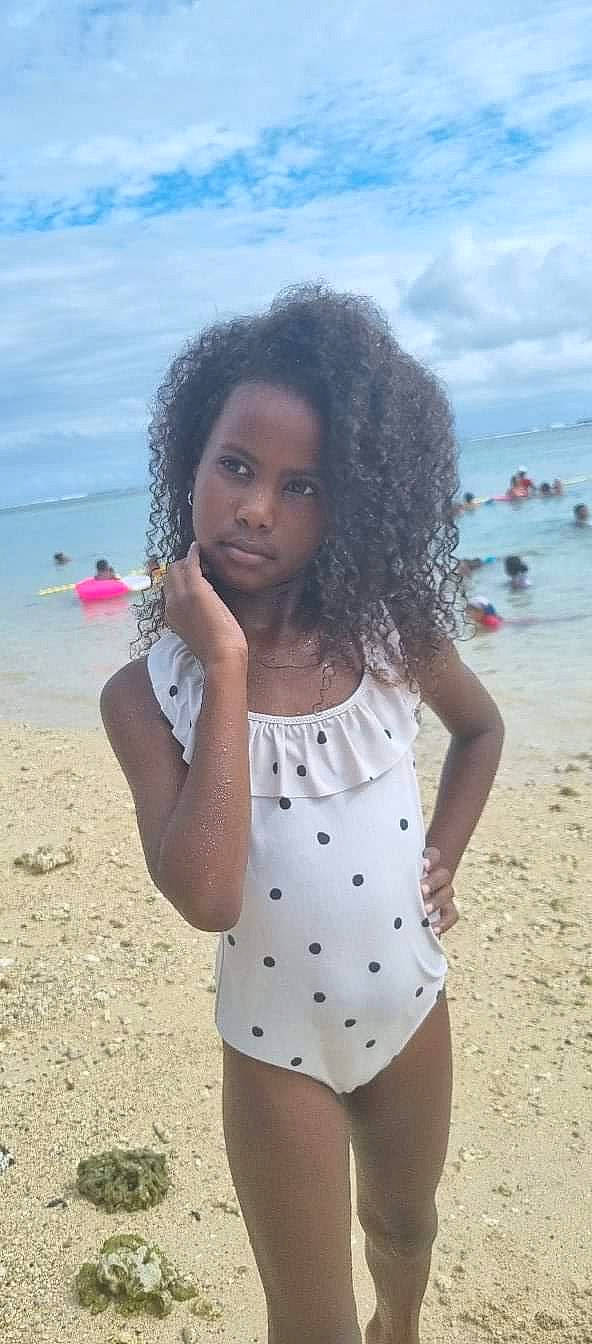 Laïna participe au concours pour gagner de l'argent avec cette photo : afro, azure, beach, beauty, black_hair, fun, hair, hairstyle, happy, human, lip, organ, person, sky, sleeve, street_fashion, summer, swimwear, thigh, waist