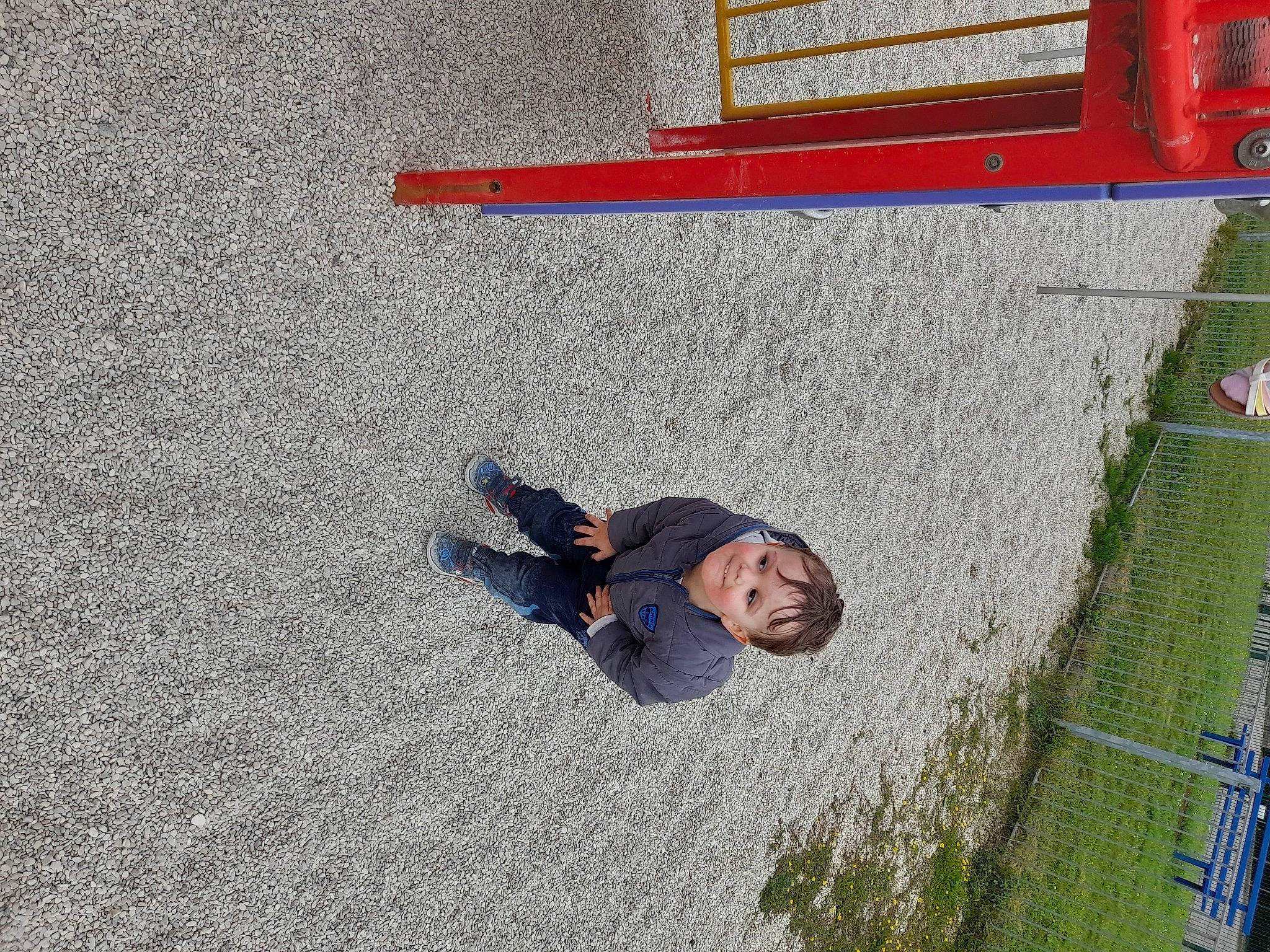 Hugo a rejoint le concours — aidez-le/la à gagner de superbes lots ! asphalt, building, city, cobblestone, concrete, flooring, fun, grass, joy, landscape, leisure, person, plant, recreation, road, road_surface, shadow, sidewalk, slope, street