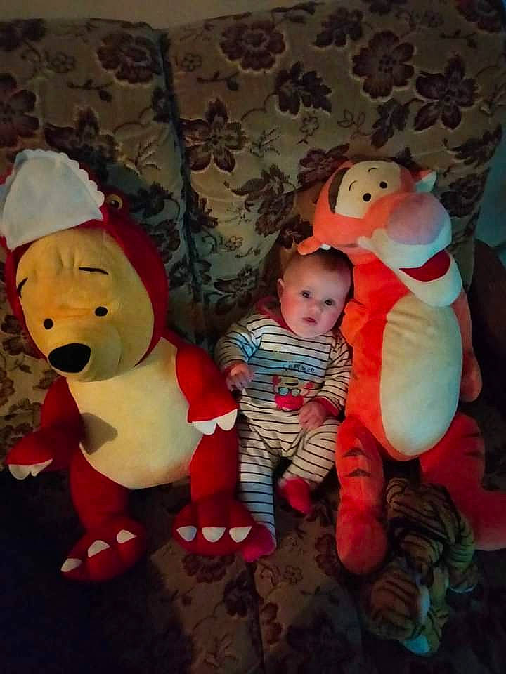 Naomy a rejoint le concours — aidez-le/la à gagner de superbes lots ! baby, baby_toddler_clothing, baby_toys, carmine, child, comfort, companion_dog, fun, happy, holiday, lap, ornament, person, pink, plush, room, sleeve, stuffed_toy, textile, toddler