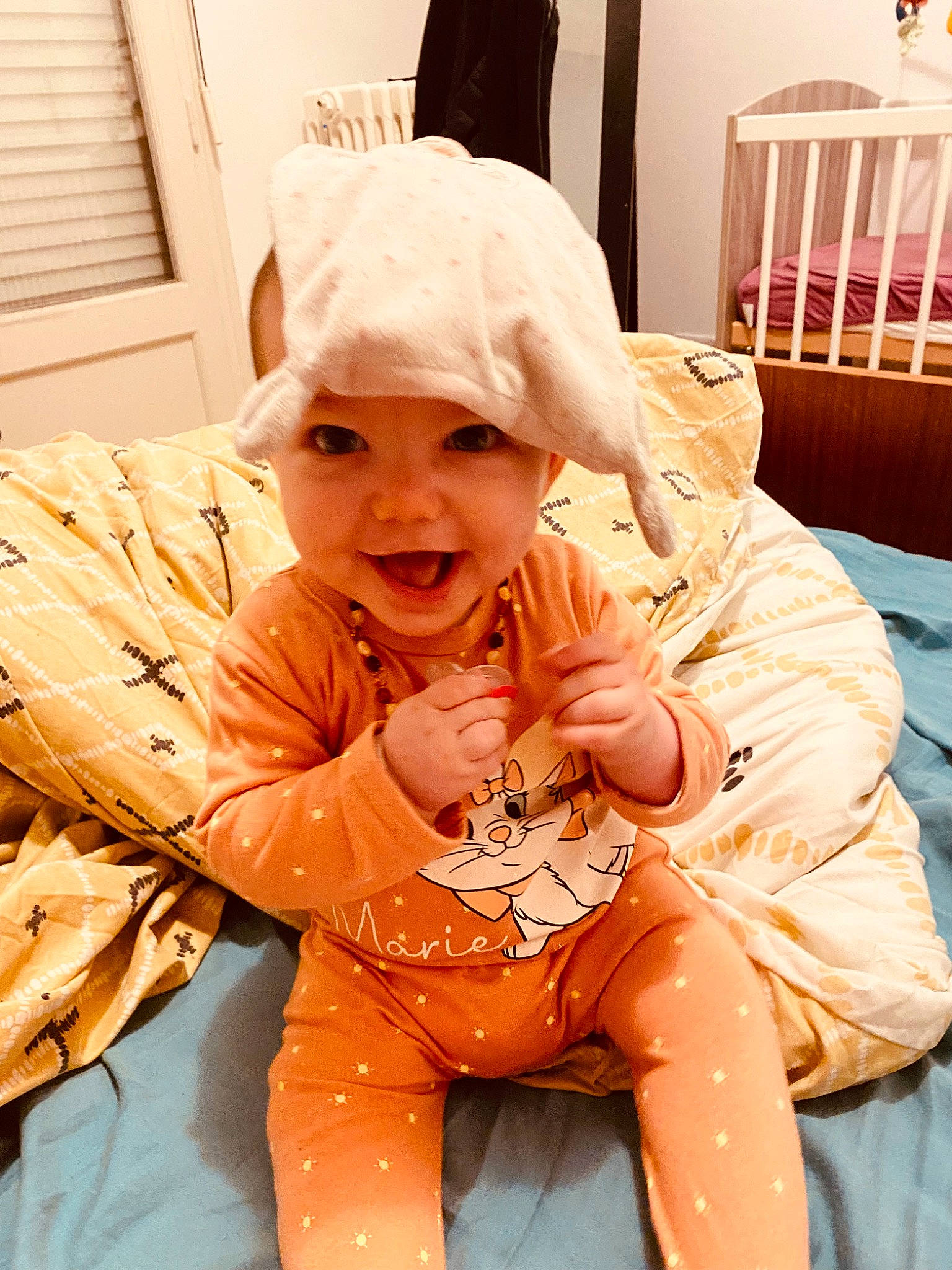 Kamélya participe au concours pour gagner de l'argent avec cette photo : baby_toddler_clothing, chair, comfort, costume, eye, face, fun, fur, glove, hair, hand, happy, hat, head, headwear, human_body, joy, person, skin, sleeve