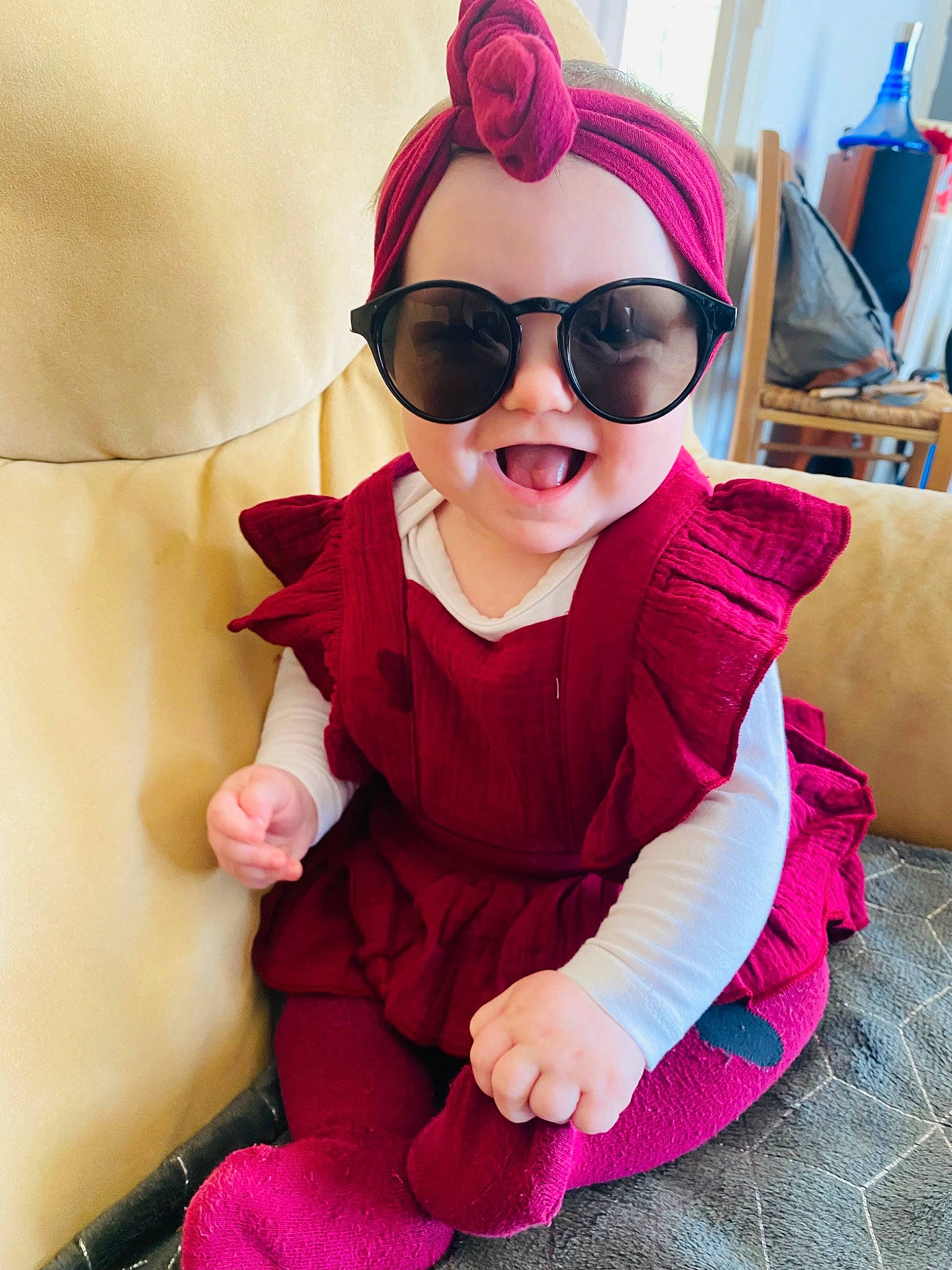 Kamélya participe au concours pour gagner de l'argent avec cette photo : baby_toddler_clothing, comfort, cool, dress, eyewear, glasses, goggles, hairstyle, happy, head, headgear, human_body, magenta, person, pink, purple, sleeve, smile, sunglasses, thigh