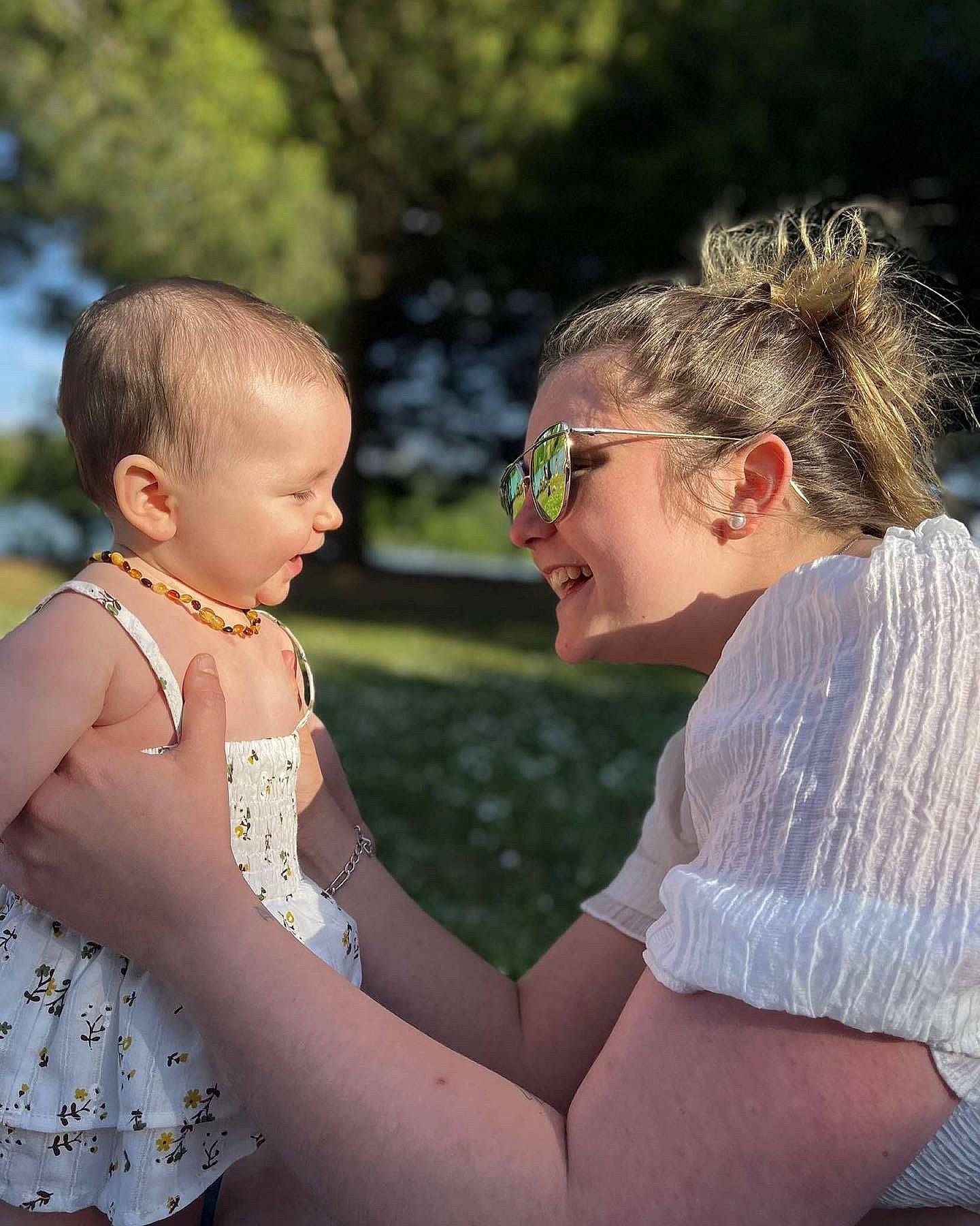Kamélya participe au concours pour gagner de l'argent avec cette photo : baby, baby_toddler_clothing, blond, child, event, eyewear, flash_photography, fun, gesture, grass, happy, jewellery, leisure, necklace, people_in_nature, person, shoulder, skin, smile, toddler
