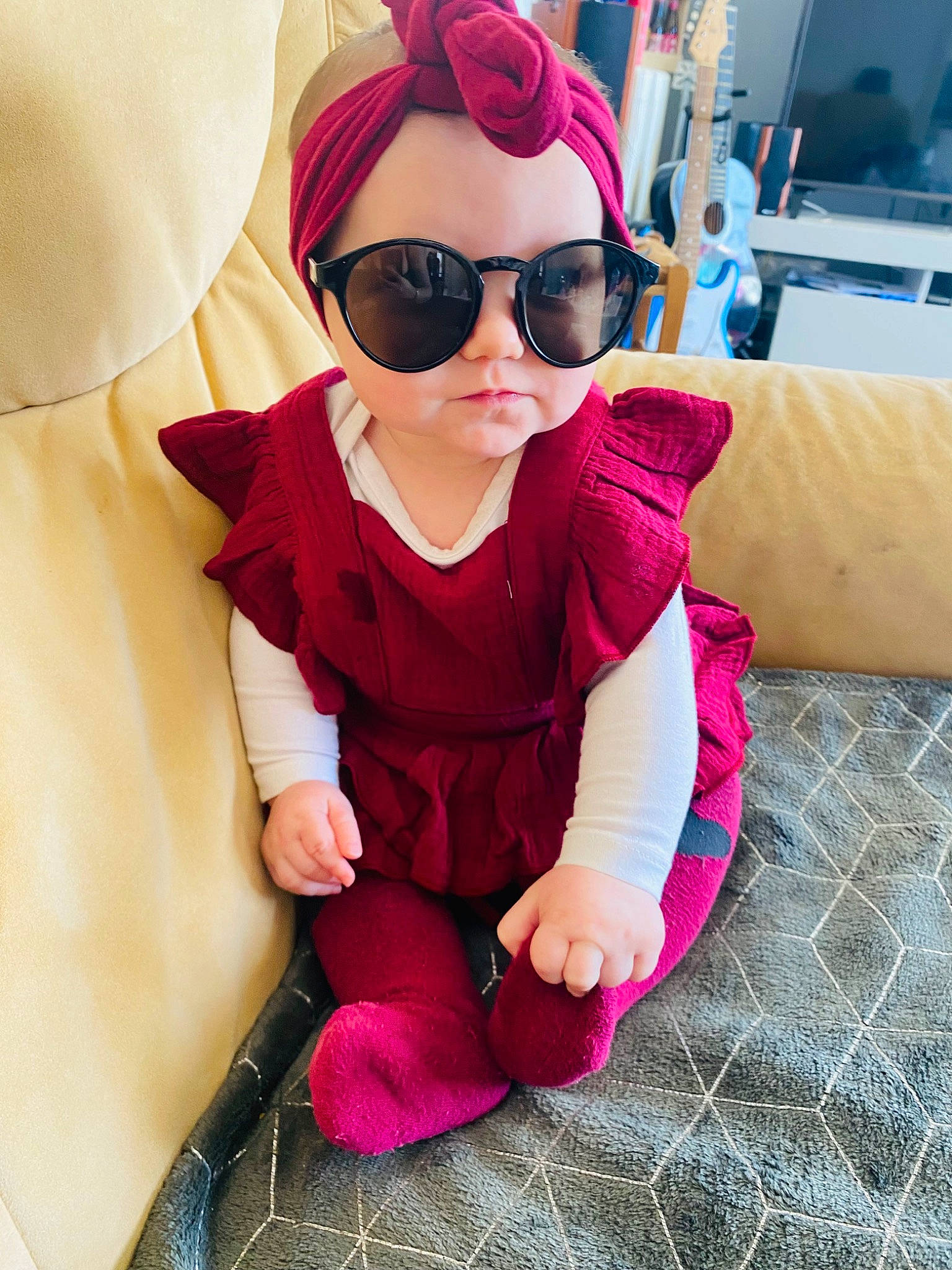Kamélya a rejoint le concours — aidez-le/la à gagner de superbes lots ! baby_toddler_clothing, cap, comfort, dress, eyewear, face, glasses, goggles, happy, human_body, jacket, leg, person, pink, purple, shoe, sleeve, street_fashion, sunglasses, thigh