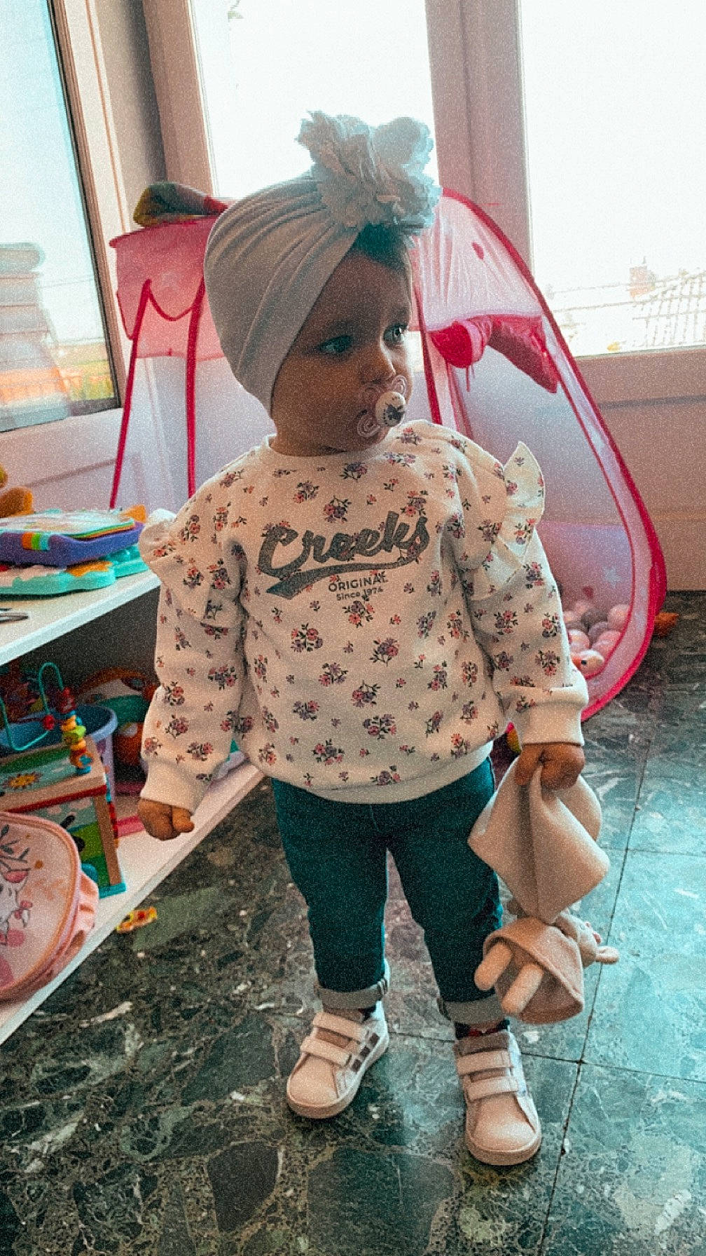 Kamélya participe au concours pour gagner de l'argent avec cette photo : boot, child, costume, fashion_accessory, fun, headgear, leisure, magenta, pattern, peach, person, pink, recreation, room, sandal, sitting, sleeve, toddler, tradition, vacation