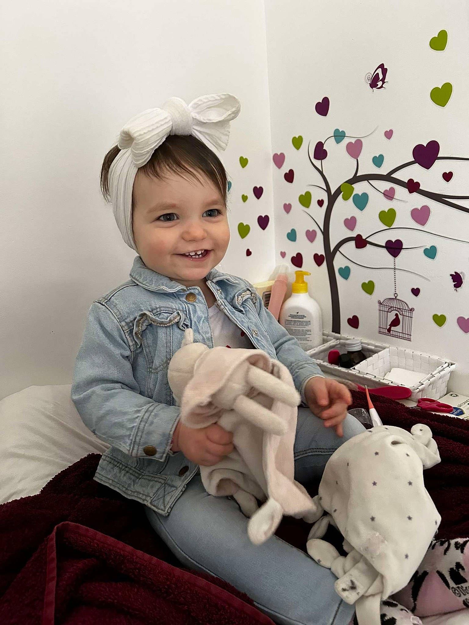 Kamélya participe au concours pour gagner de l'argent avec cette photo : baby, baby_toddler_clothing, child, christmas, christmas_decoration, comfort, event, fashion_accessory, happy, human_body, joy, lap, linens, ornament, pattern, person, portrait_photography, room, sitting, sleeve