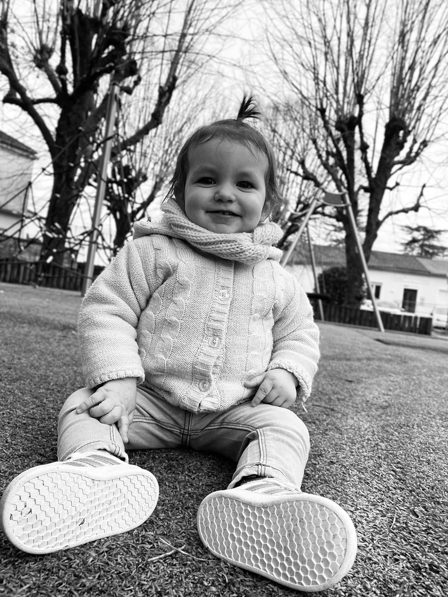 Kamélya a rejoint le concours — aidez-le/la à gagner de superbes lots ! baby, black, black_and_white, eye, flash_photography, grass, happy, joy, leg, monochrome, monochrome_photography, people, people_in_nature, person, plant, public_space, sky, smile, standing, style