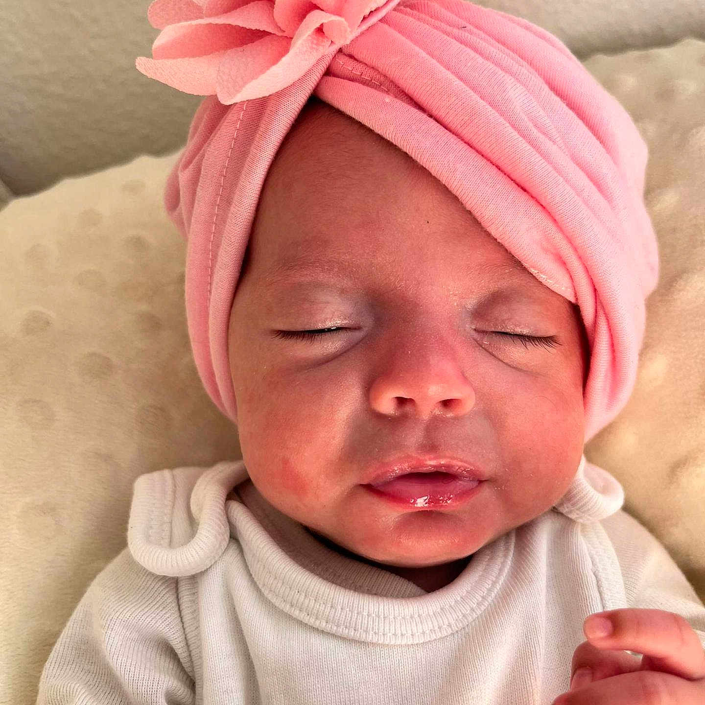 Maria-Valentina a rejoint le concours — aidez-le/la à gagner de superbes lots ! baby, child, closed_eyes, cute, face, flower_headband, hand, headwear, indoors, infant, newborn, peaceful, pink_turban, portrait, resting, skin, sleeping, soft_blanket, white_clothing, young