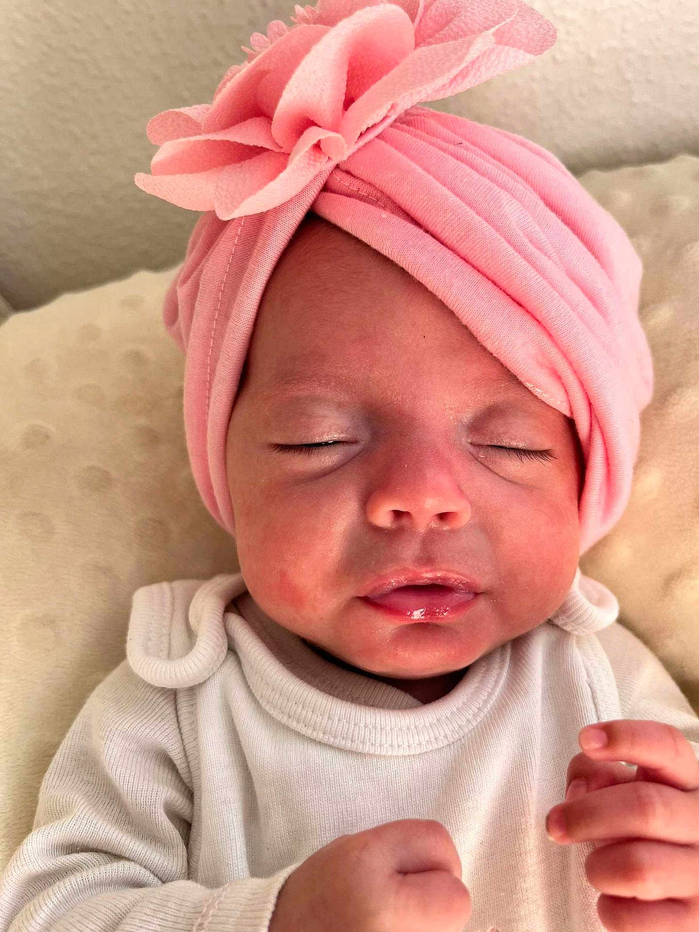 Maria-Valentina a rejoint le concours — aidez-le/la à gagner de superbes lots ! baby, child, closed_eyes, cute, face, flower_headband, hand, headwear, indoors, infant, newborn, peaceful, pink_turban, portrait, resting, skin, sleeping, soft_blanket, white_clothing, young