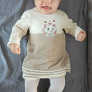 Lana a rejoint le concours — aidez-le/la à gagner de superbes lots ! baby, smiling, infant, blanket, cartoon, clothing, boots, cute, lying_down, happy, indoors, face, person, toddler, white_tights, soft_texture, portrait, child, warm_clothing, playful