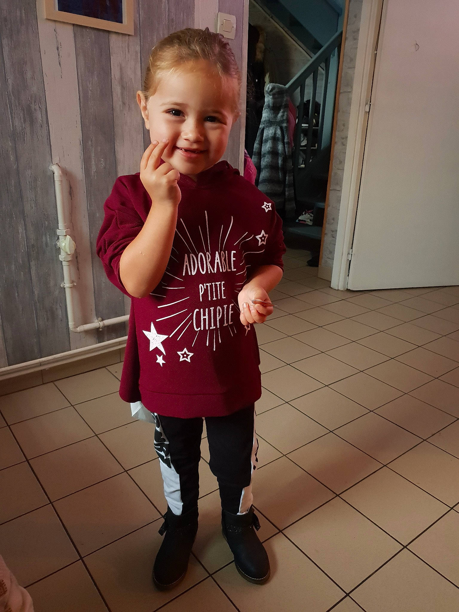 émy a rejoint le concours — aidez-le/la à gagner de superbes lots ! child, clothing, day, design, footwear, fun, girl, jeans, joint, outerwear, pattern, person, pink, product, red, shoulder, smile, standing, t_shirt, textile