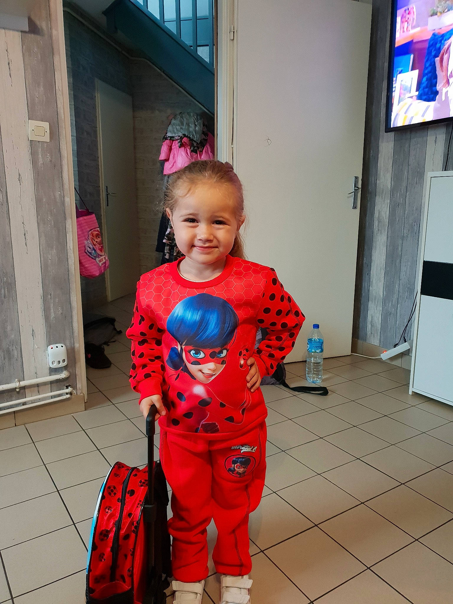 émy a rejoint le concours — aidez-le/la à gagner de superbes lots ! child, costume, day, fun, girl, joy, outerwear, person, personal_protective_equipment, pink, product, red, shoulder, smile, textile, toddler