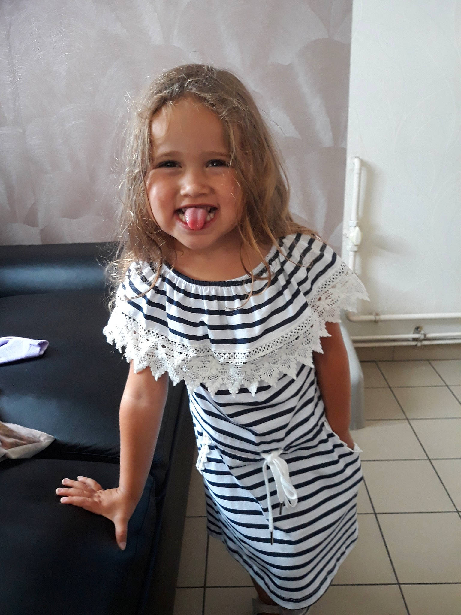 émy a rejoint le concours — aidez-le/la à gagner de superbes lots ! child, child_model, clothing, girl, human_hair_color, joint, joy, neck, outerwear, pattern, person, product, scarf, shoulder, sleeve, smile, textile, toddler, top