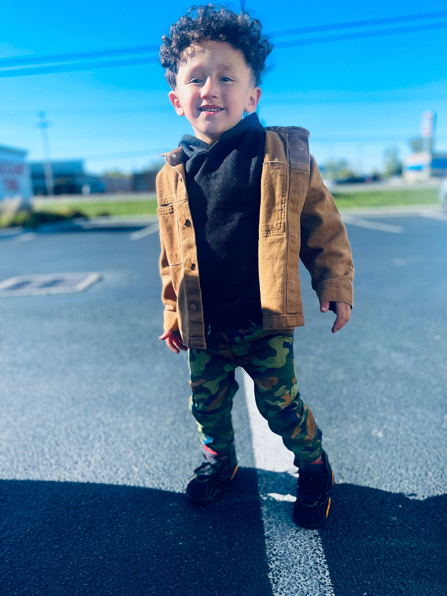 Jakhi is registered to the contest to win money with this photo: asphalt, blond, blue, cool, denim, electric_blue, eye, face, fashion_design, flash_photography, fun, happy, joy, leisure, person, road, road_surface, sky, sleeve, smile