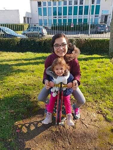 Laila participe au concours pour gagner de l'argent avec cette photo : child, fun, grass, joy, lawn, leisure, person, plant, play, smile, toddler, yard