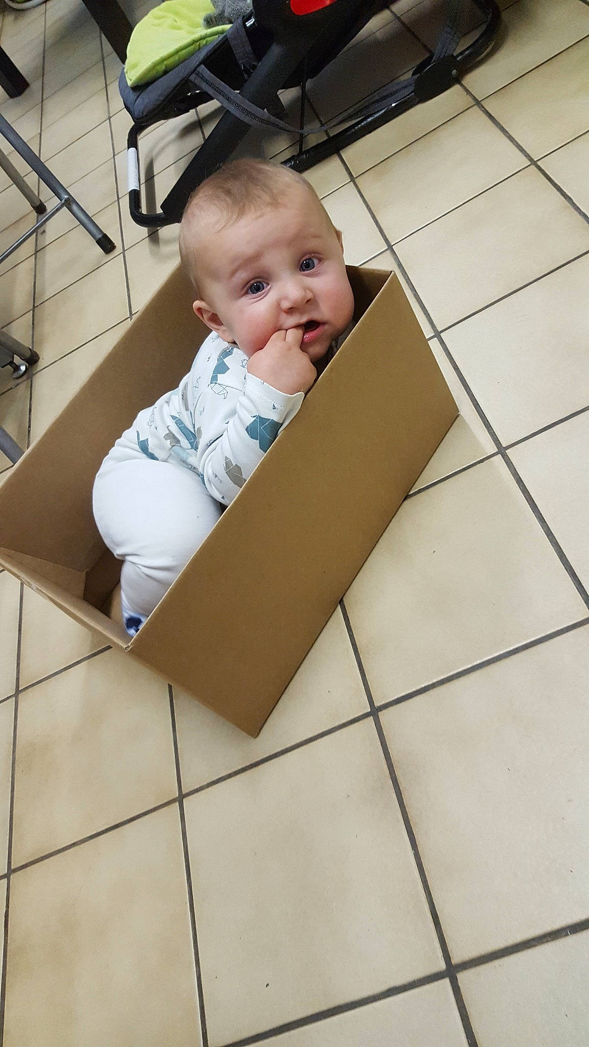 Scott a rejoint le concours — aidez-le/la à gagner de superbes lots ! baby, cardboard, child, floor, flooring, person, surprise, tile, toddler