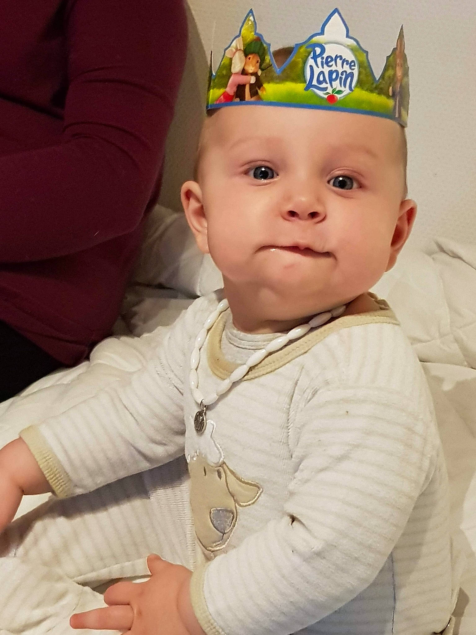 Scott participe au concours pour gagner de l'argent avec cette photo : baby, birthday, cheek, child, crown, ear, fashion_accessory, forehead, hair_accessory, head, headgear, party_hat, party_supply, person, skin, smile, toddler