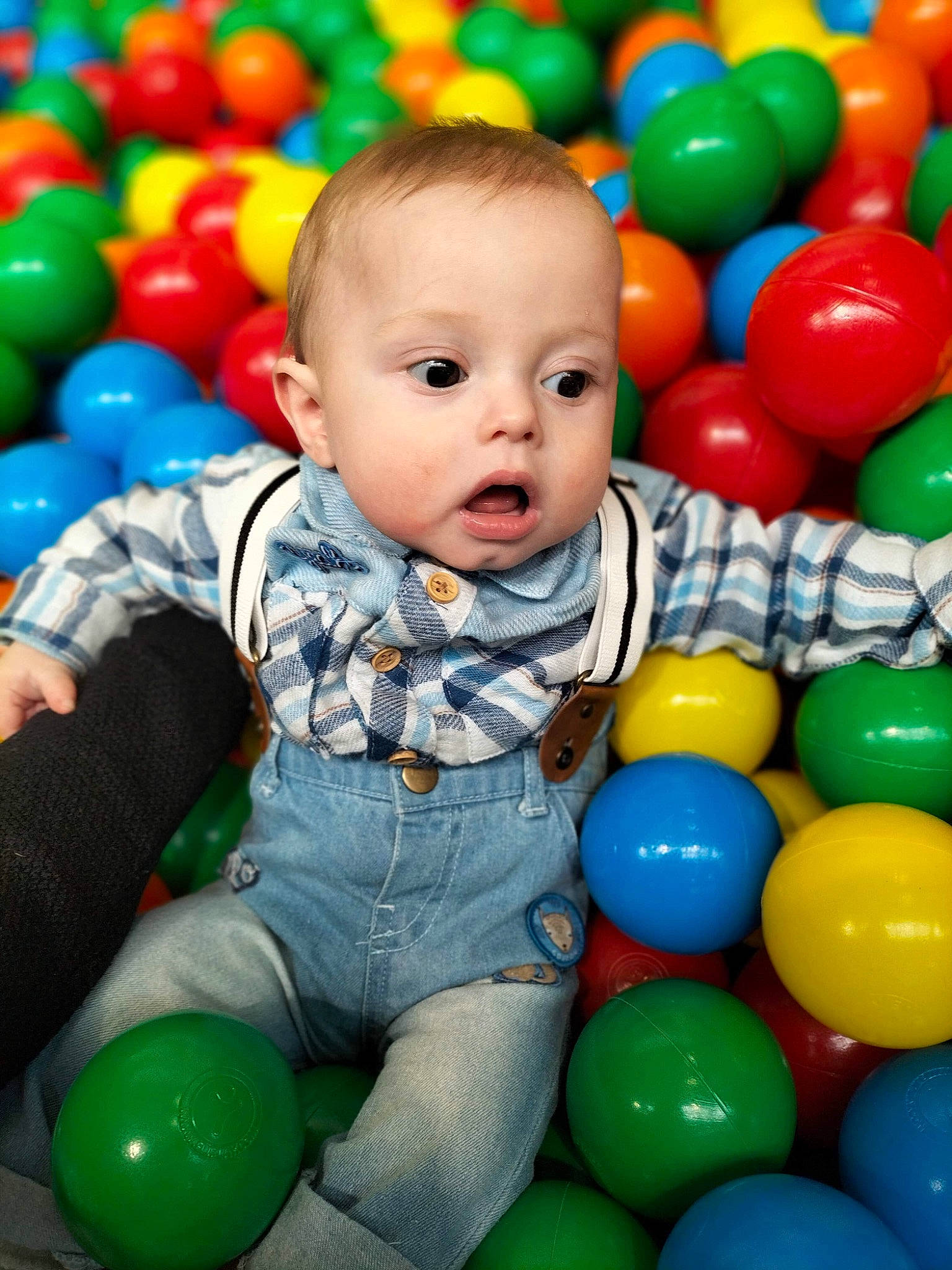 Milan a rejoint le concours — aidez-le/la à gagner de superbes lots ! baby, ball, ball_pit, black, child, face, facial_expression, fun, green, happy, head, leisure, organ, people, person, photograph, product, smile, surprise, toddler