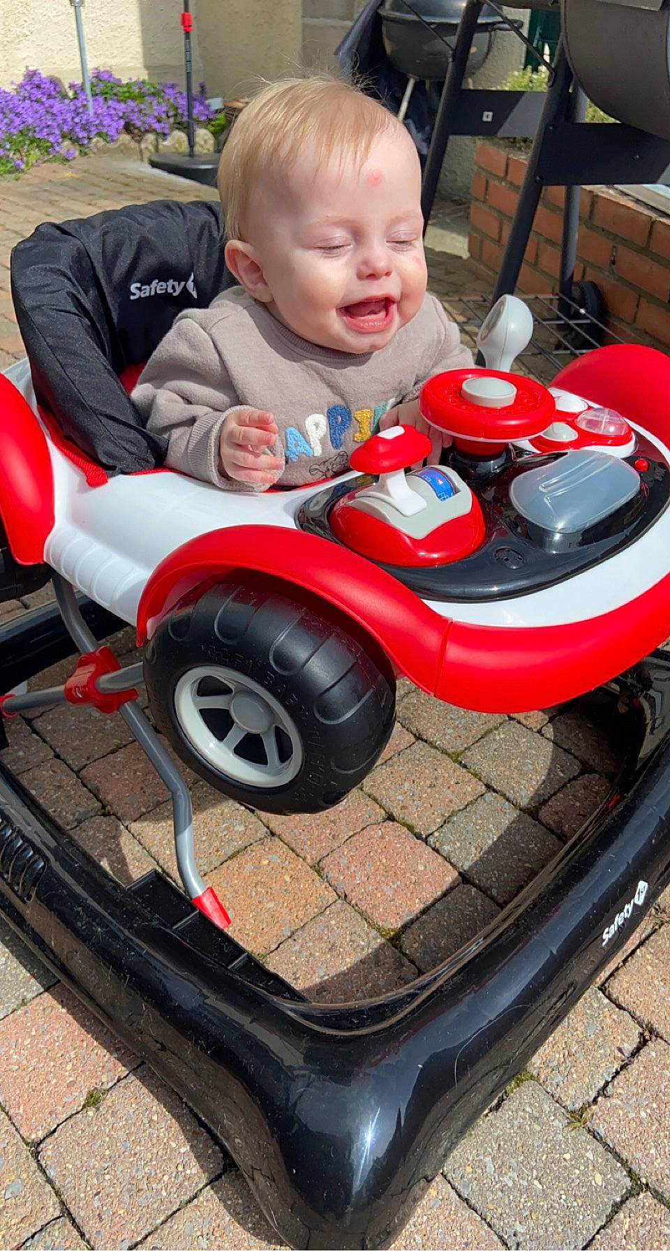 Milan participe au concours pour gagner de l'argent avec cette photo : automotive_exterior, automotive_tire, baby, baby_products, baby_toddler_clothing, child, comfort, fun, motor_vehicle, person, play, red, riding_toy, sitting, synthetic_rubber, tire, toddler, toy, tread, vehicle