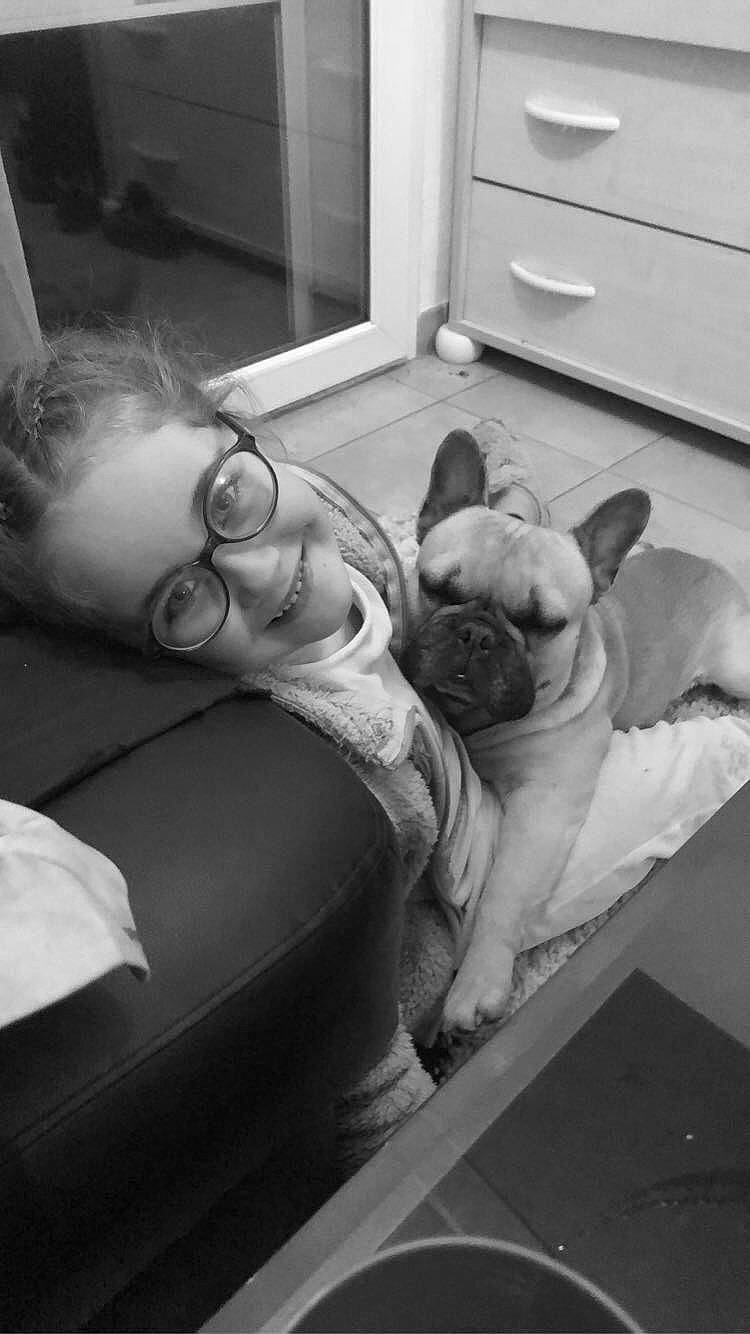 Léna participe au concours pour gagner de l'argent avec cette photo : canidae, carnivore, companion_dog, dog, dog_breed, fawn, french_bulldog, glasses, home_door, joy, mammal, non_sporting_group, person, pug, snout, sporting_group, sweater, toy_dog, working_animal, wrinkle