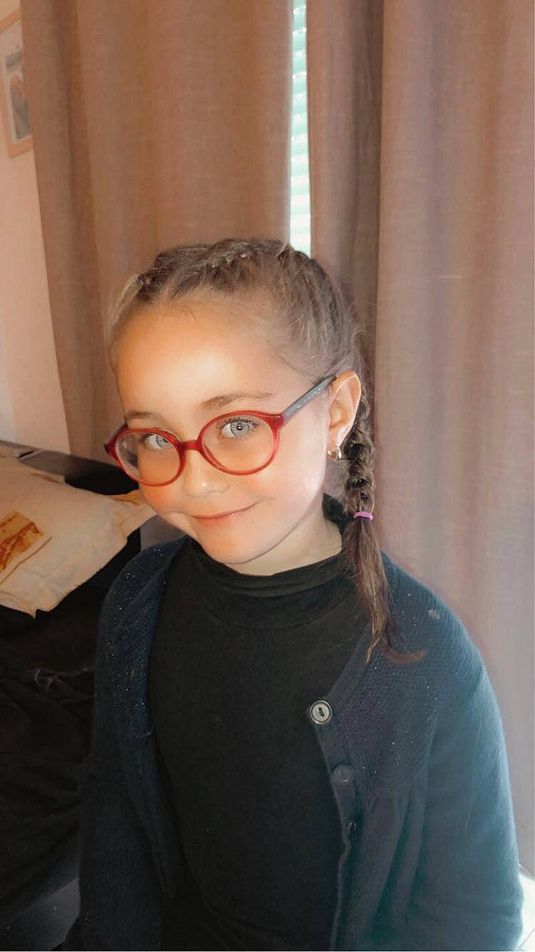 Léna participe au concours pour gagner de l'argent avec cette photo : brown_hair, clothing, cool, curious, ear, earrings, eyebrow, eyewear, gadget, hairstyle, hearing, joy, outerwear, person, pigtail, portrait, portrait_photography, sweater, temple, vision_care