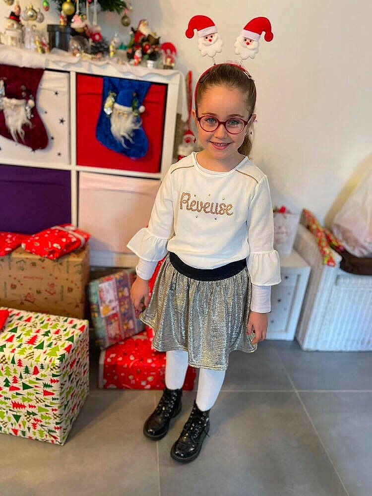 Léna a rejoint le concours — aidez-le/la à gagner de superbes lots ! boot, glasses, interior_design, joy, pattern, person, red, shelf, style, t_shirt