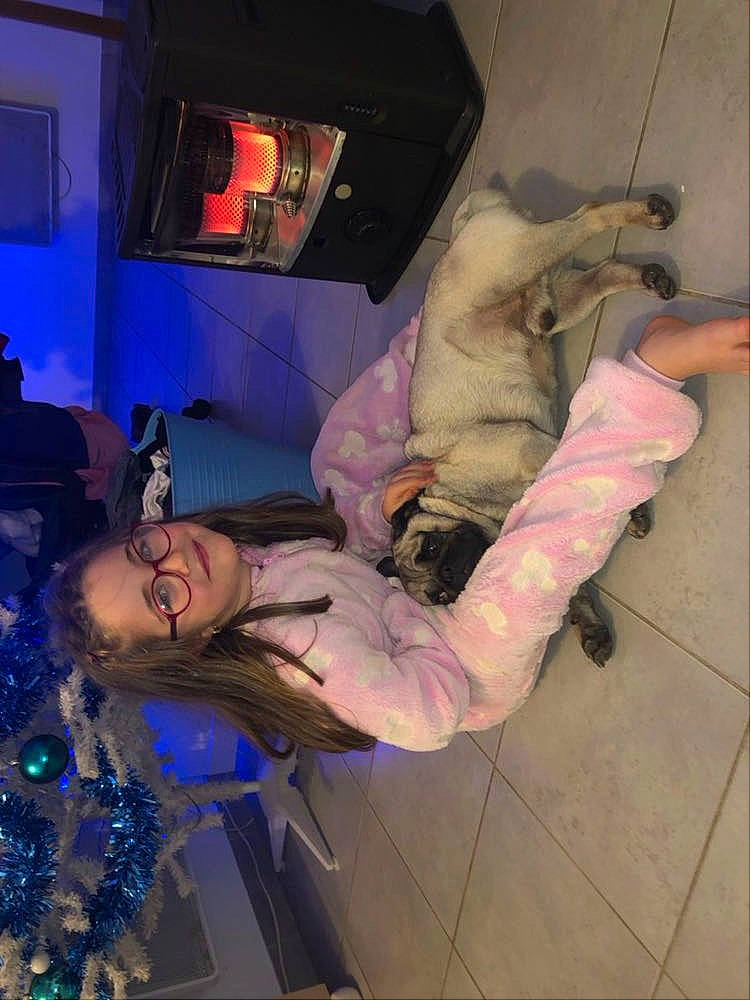 Léna a rejoint le concours — aidez-le/la à gagner de superbes lots ! boot, joy, lamp, person, picture_frame, television, television_set