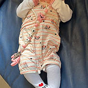 Mya a rejoint le concours — aidez-le/la à gagner de superbes lots ! newborn, baby, sleeping, pacifier, clothing, socks, striped_outfit, minnie_mouse, beads, clip, pink, white, heart, mama, leather, couch, infant, cute, resting, indoors