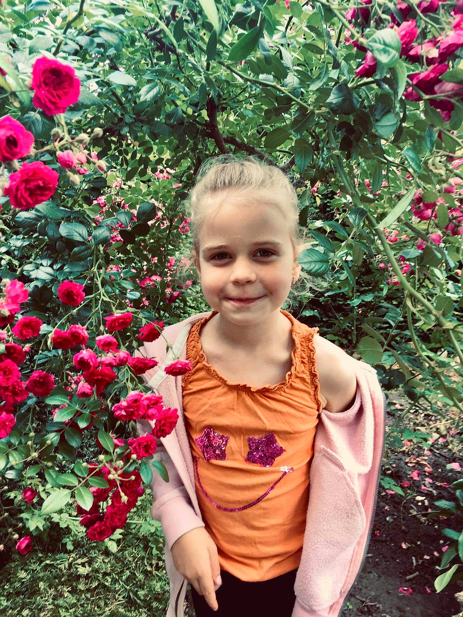 Elynn participe au concours pour gagner de l'argent avec cette photo : botany, eye, face, flower, grass, green, happy, joy, leaf, magenta, people_in_nature, person, petal, photograph, pink, plant, red, sleeve, smile, summer